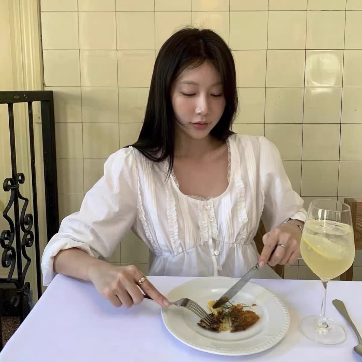 물리적 인지도 있음 업데이트 한국 동대문 작은 대중 레이스 프릴 플리츠 쇼트 스타일 화이트 허리 수축 여성 셔츠 상세 이미지 4