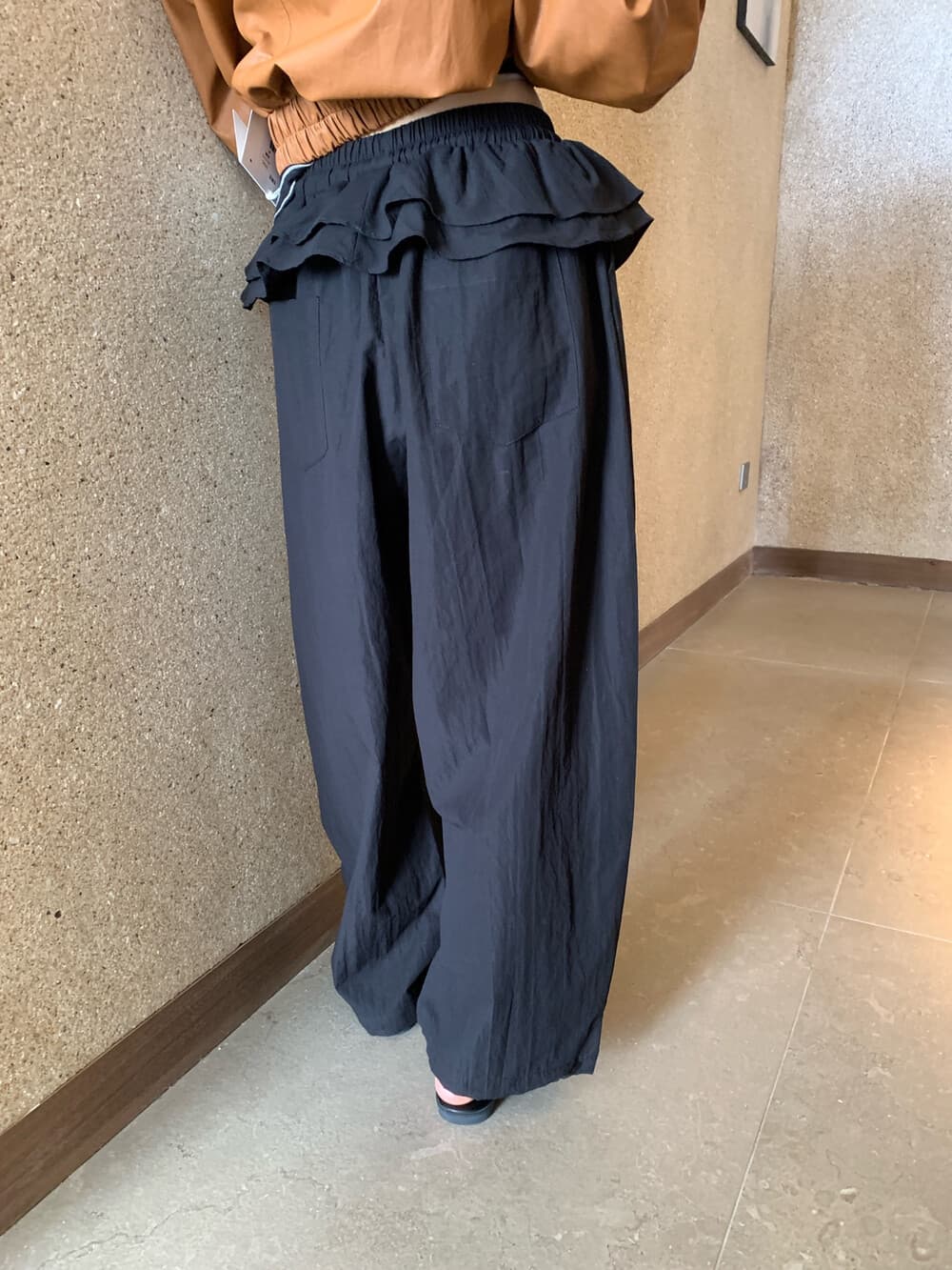 물리적 인지도 있음 업데이트 미니멀리즘 일상 빛 운송 동적 마이크로 Pleat 방귀 커튼 펌프 로프 캐주얼 바지 여성 상세 이미지 2