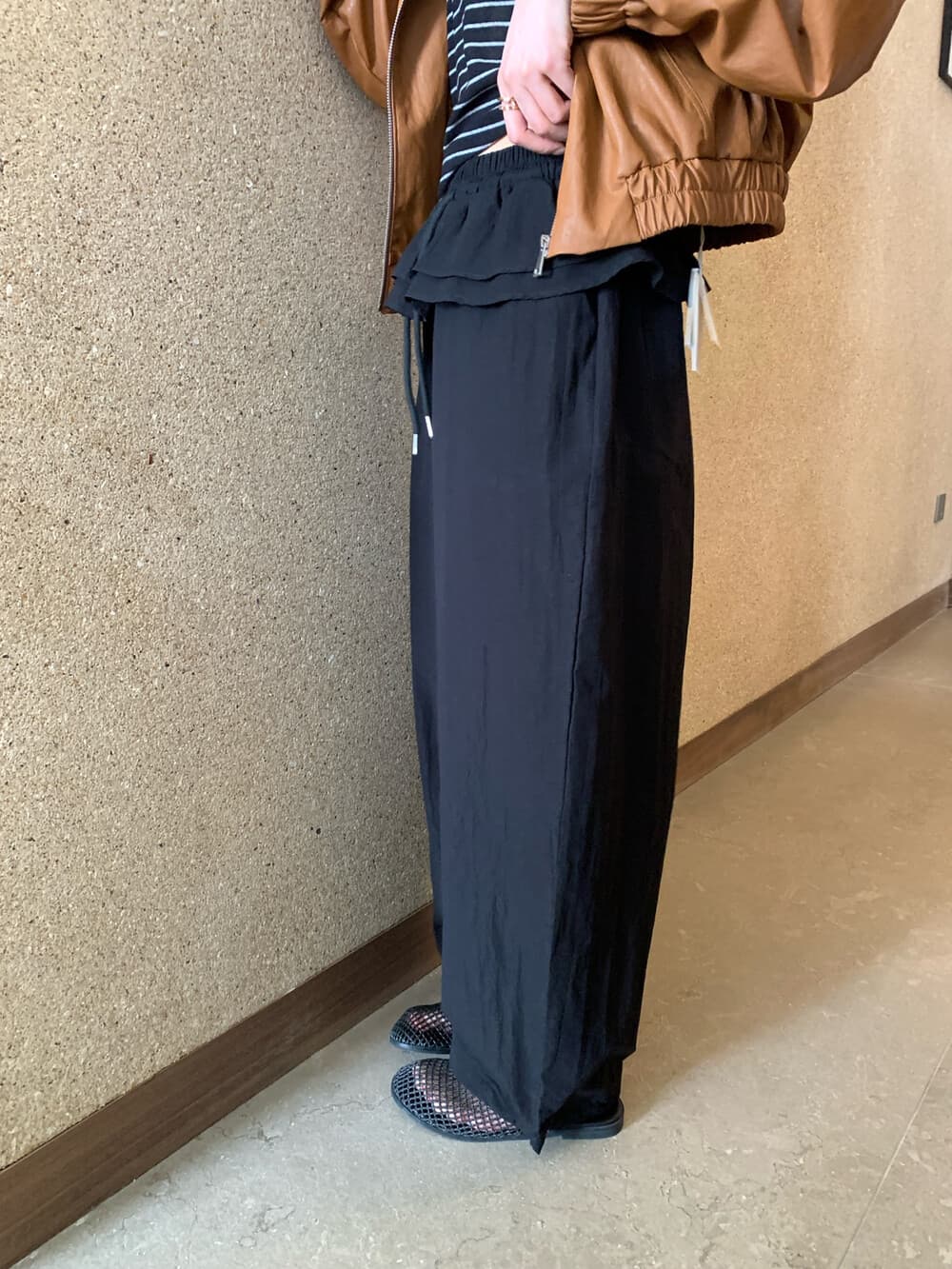 물리적 인지도 있음 업데이트 미니멀리즘 일상 빛 운송 동적 마이크로 Pleat 방귀 커튼 펌프 로프 캐주얼 바지 여성 상세 이미지 3