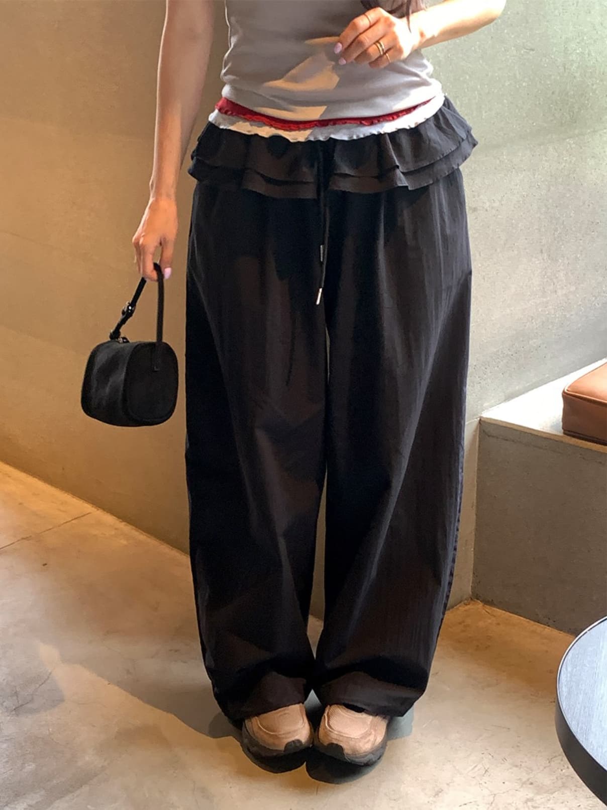물리적 인지도 있음 업데이트 미니멀리즘 일상 빛 운송 동적 마이크로 Pleat 방귀 커튼 펌프 로프 캐주얼 바지 여성 8835 이미지 3