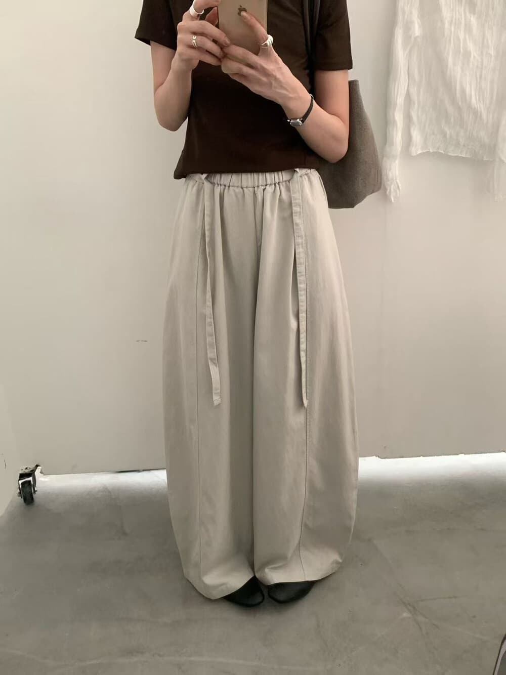 물리적 인지도 있음 업데이트 미니멀리즘 하이웨이스트 다용도 루즈핏 디자인 센스 슬림해 보이는 넓은 다리 캐주얼 바지 벨트 포함 이미지 3