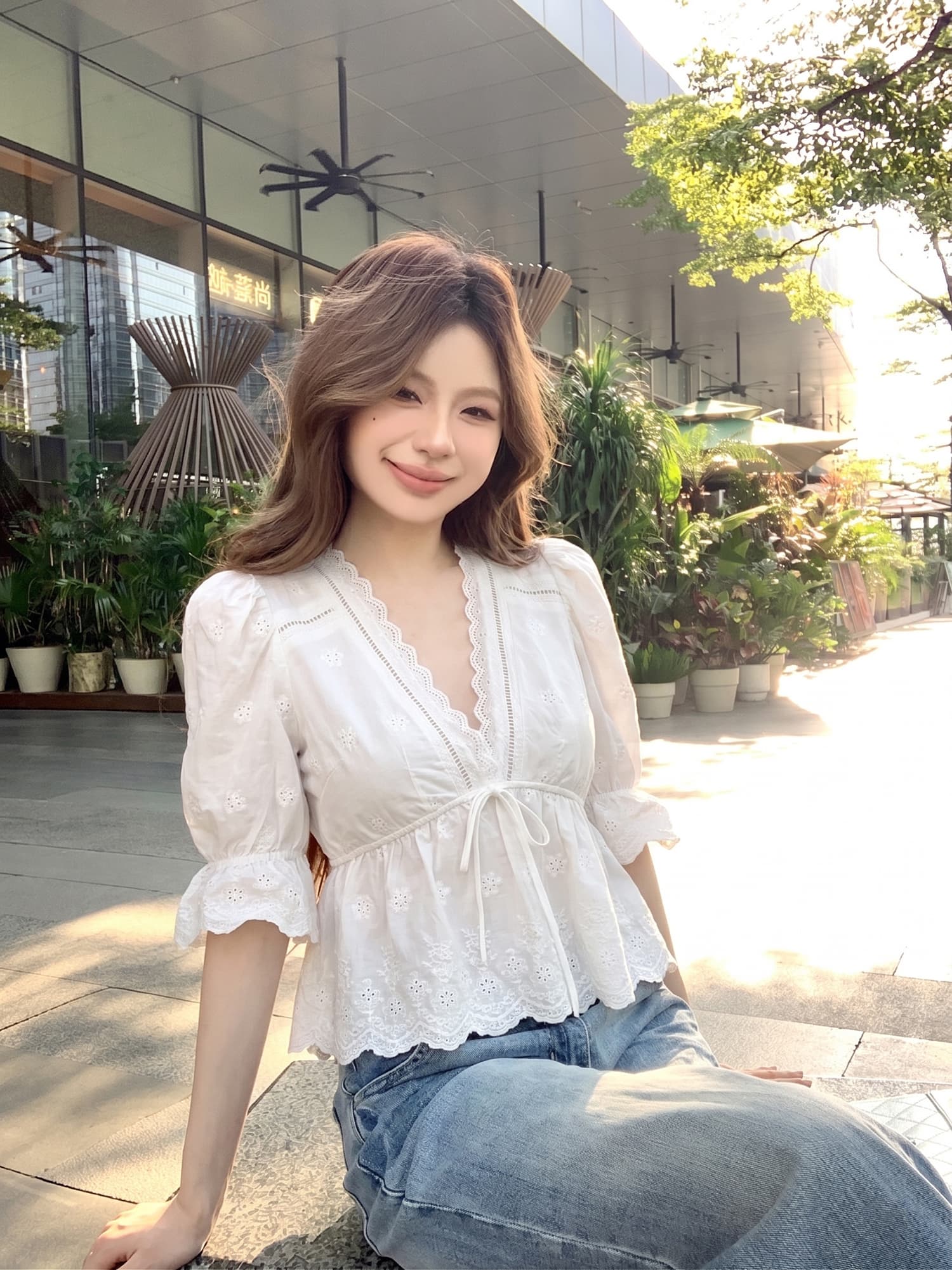 화이트 면 소재 자수 레이스 나팔 소매 V넥 맨위 여성 봄 여름 허리 수축 스트랩 중간 소매 셔츠 이미지 2