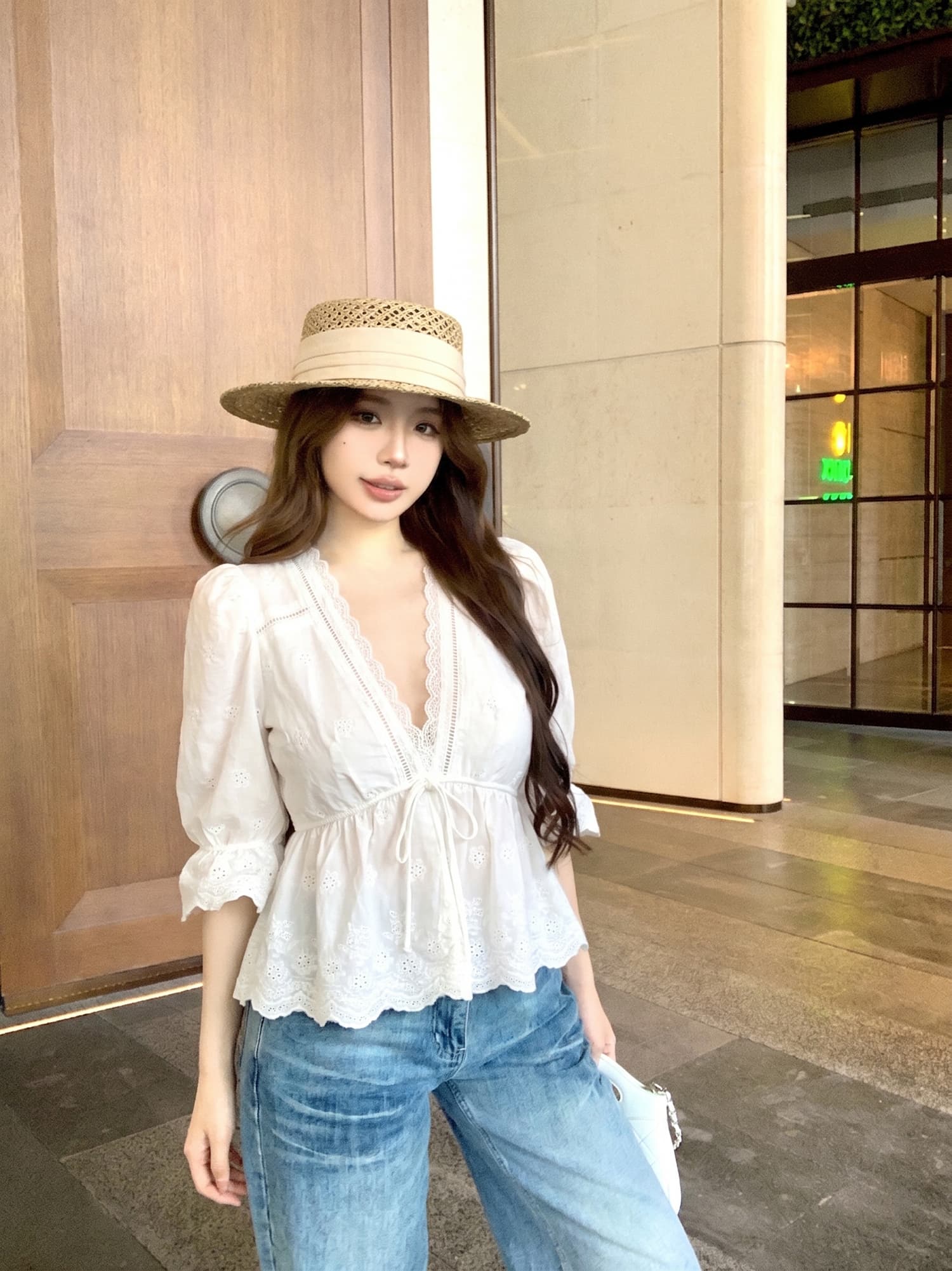 화이트 면 소재 자수 레이스 나팔 소매 V넥 맨위 여성 봄 여름 허리 수축 스트랩 중간 소매 셔츠 상세 이미지 3