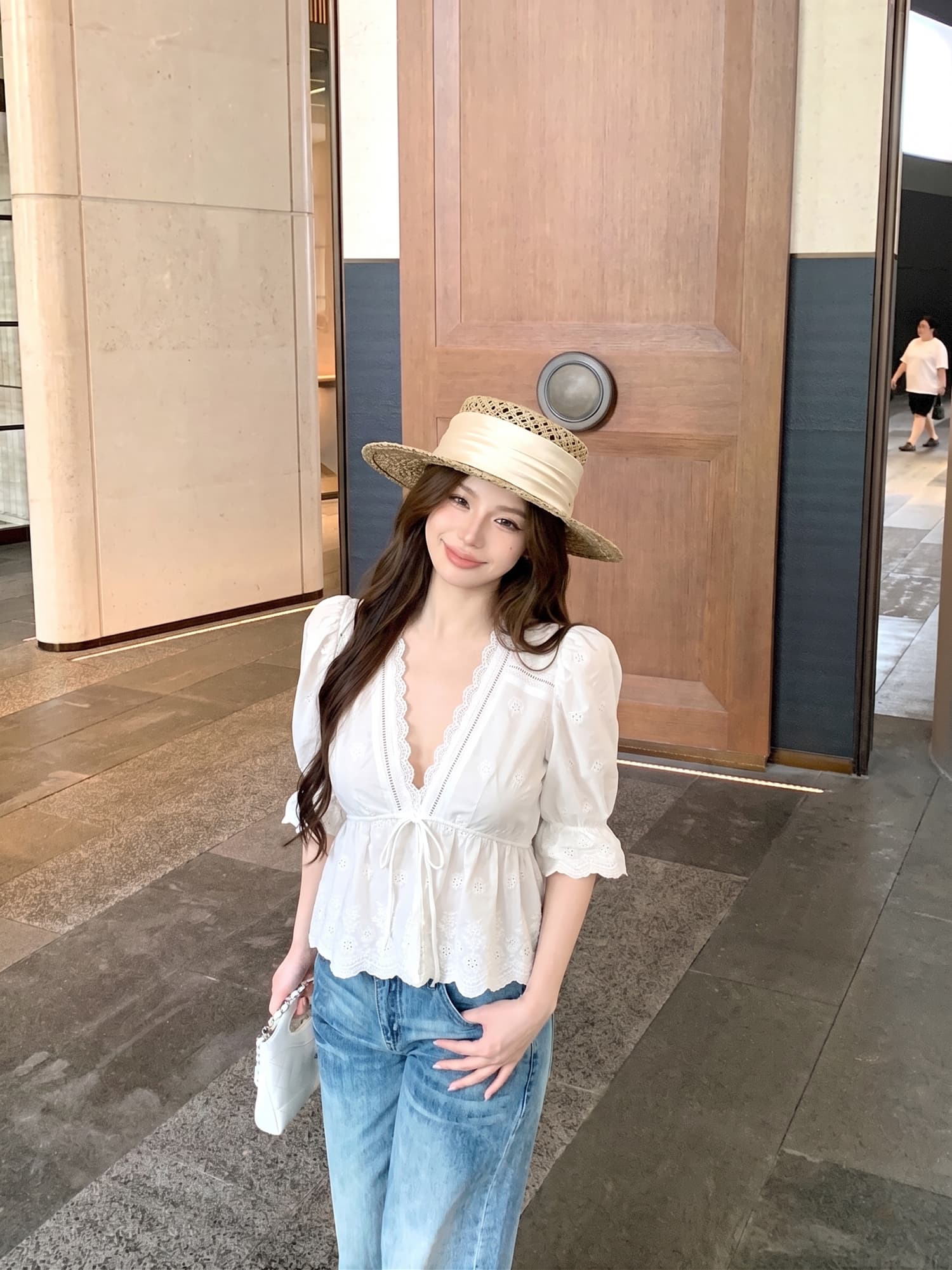 화이트 면 소재 자수 레이스 나팔 소매 V넥 맨위 여성 봄 여름 허리 수축 스트랩 중간 소매 셔츠 상세 이미지 4