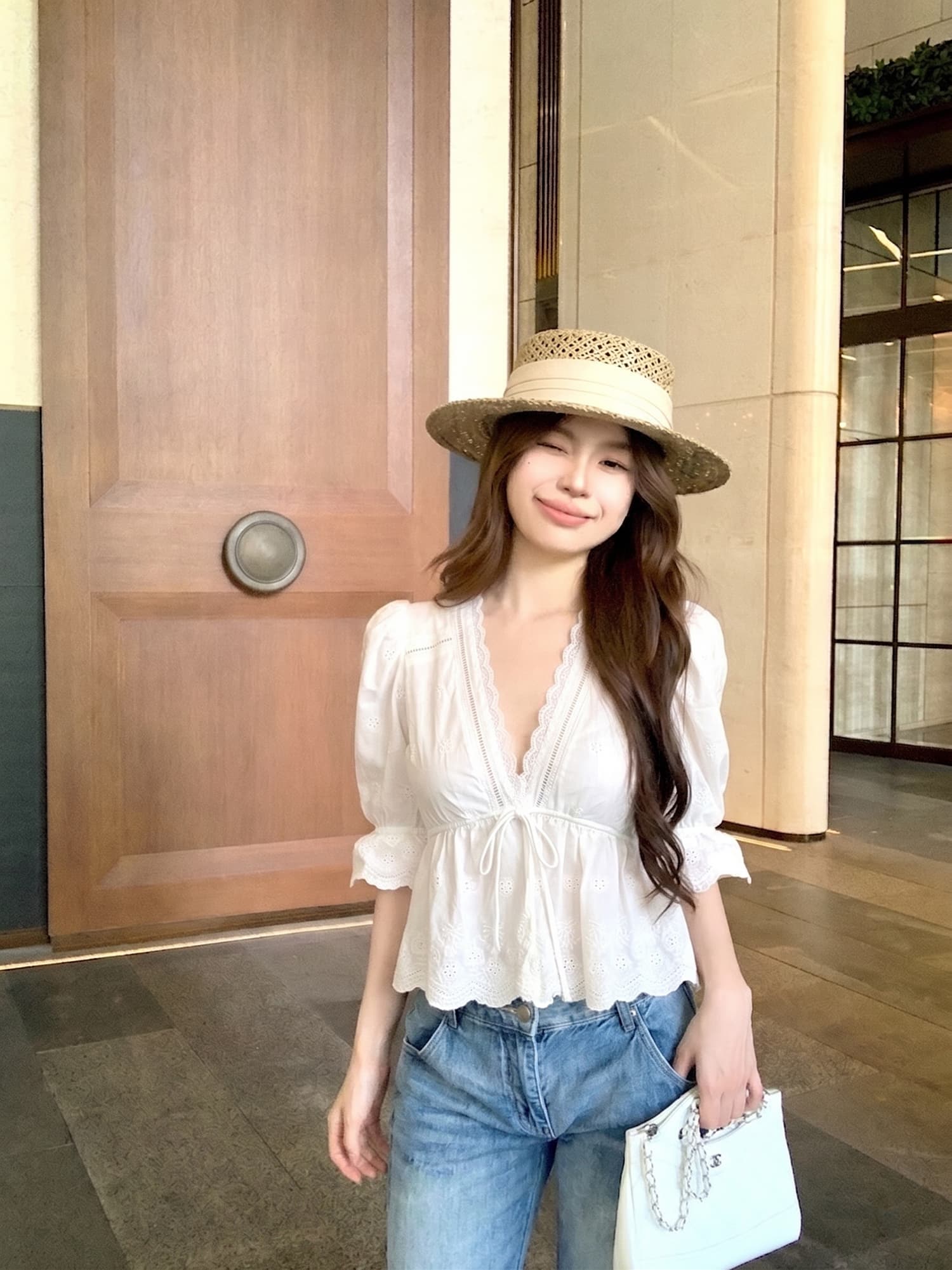 화이트 면 소재 자수 레이스 나팔 소매 V넥 맨위 여성 봄 여름 허리 수축 스트랩 중간 소매 셔츠 상세 이미지 6