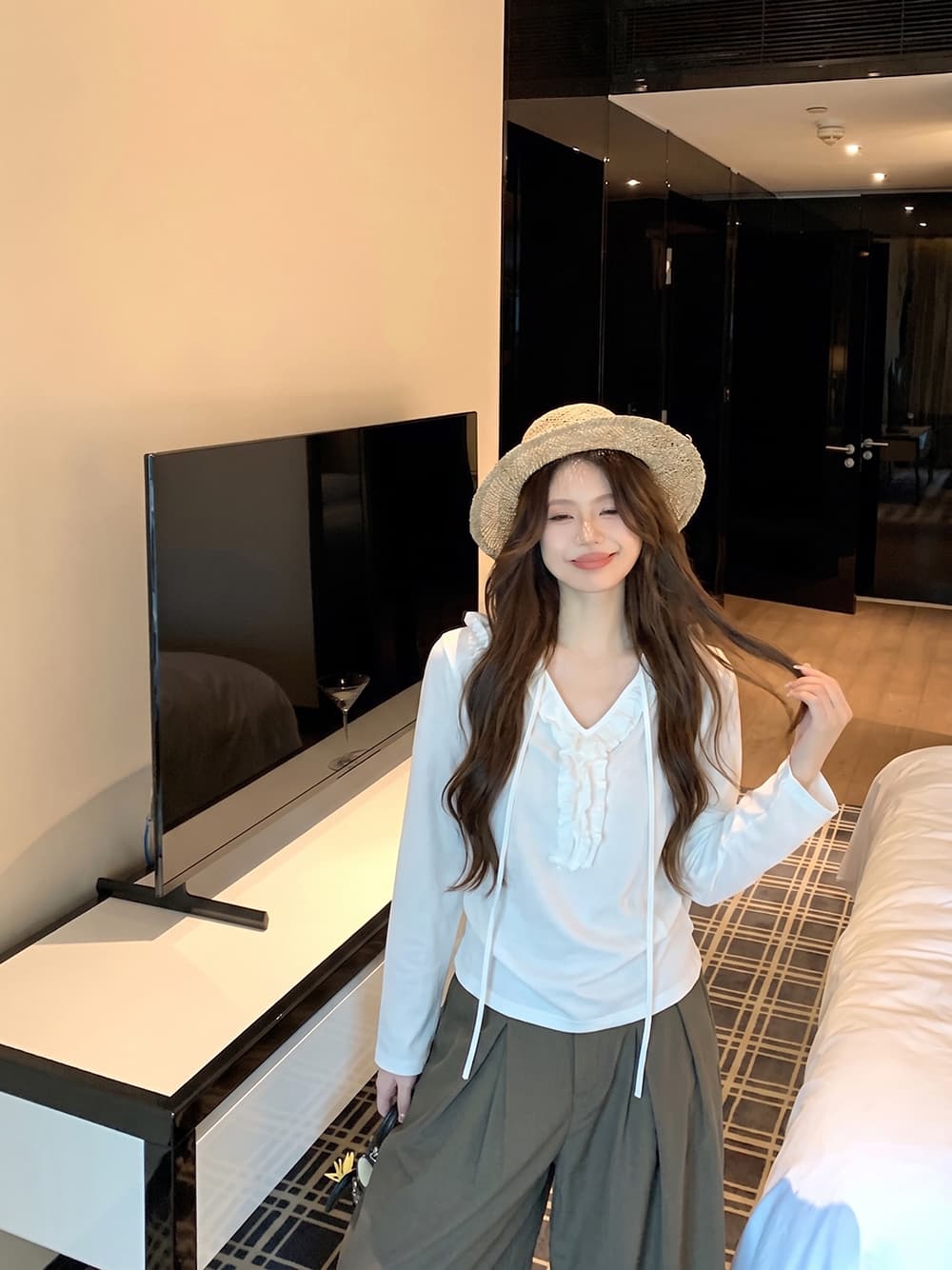한 부서 화이트 프릴 V넥 7부 소매 티셔츠 여성 여름 루즈핏 디자인 센스 슬림해 보이는 긍정적 인 어깨 의류 이미지 2