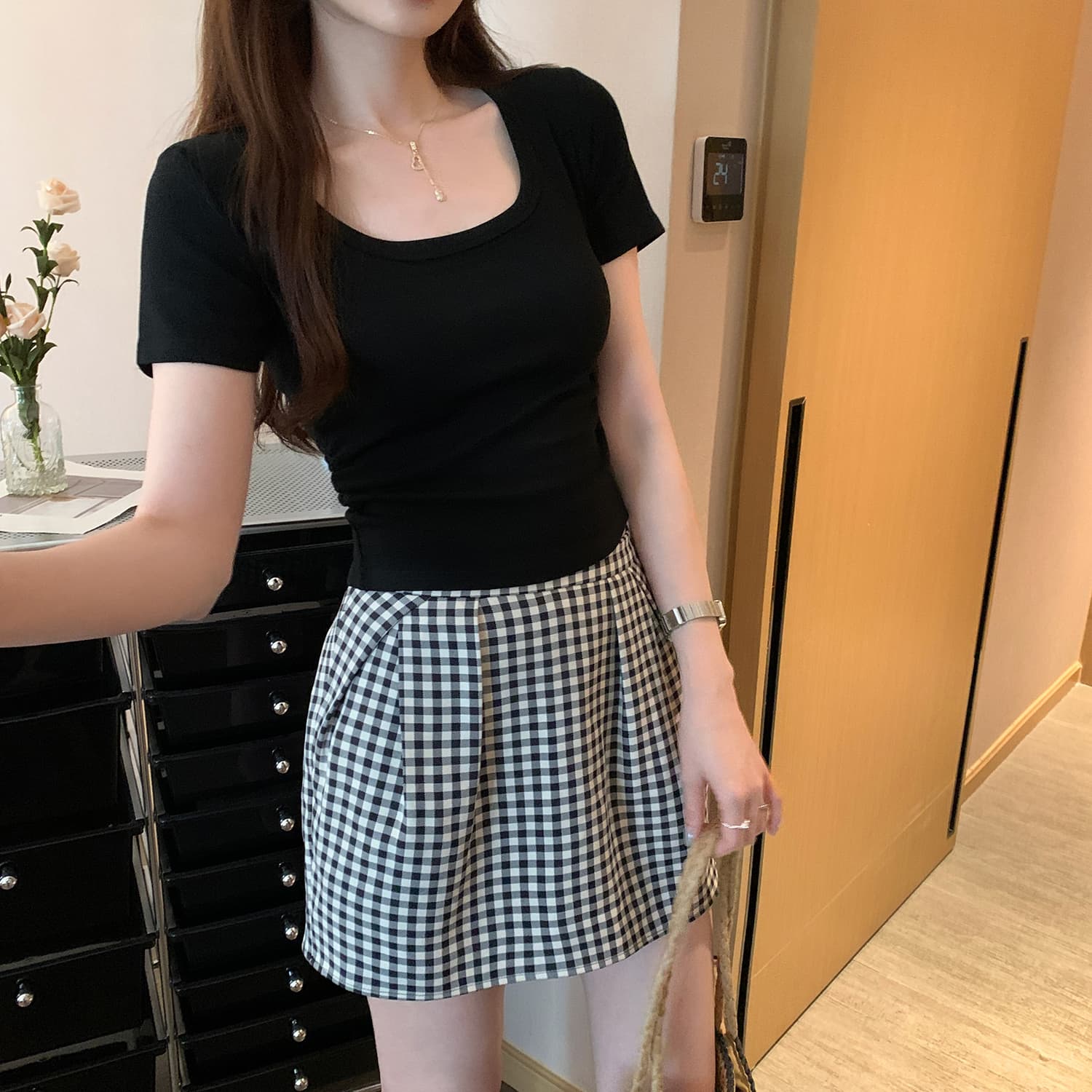 실행 금액 섹션 아니요 돌아 가기 실사 미니멀리즘 캐주얼 섹션 u 칼라 긍정적 인 어깨 반팔 티셔츠 여성 2025 여름 새로운 절묘한 맨위 이미지 6