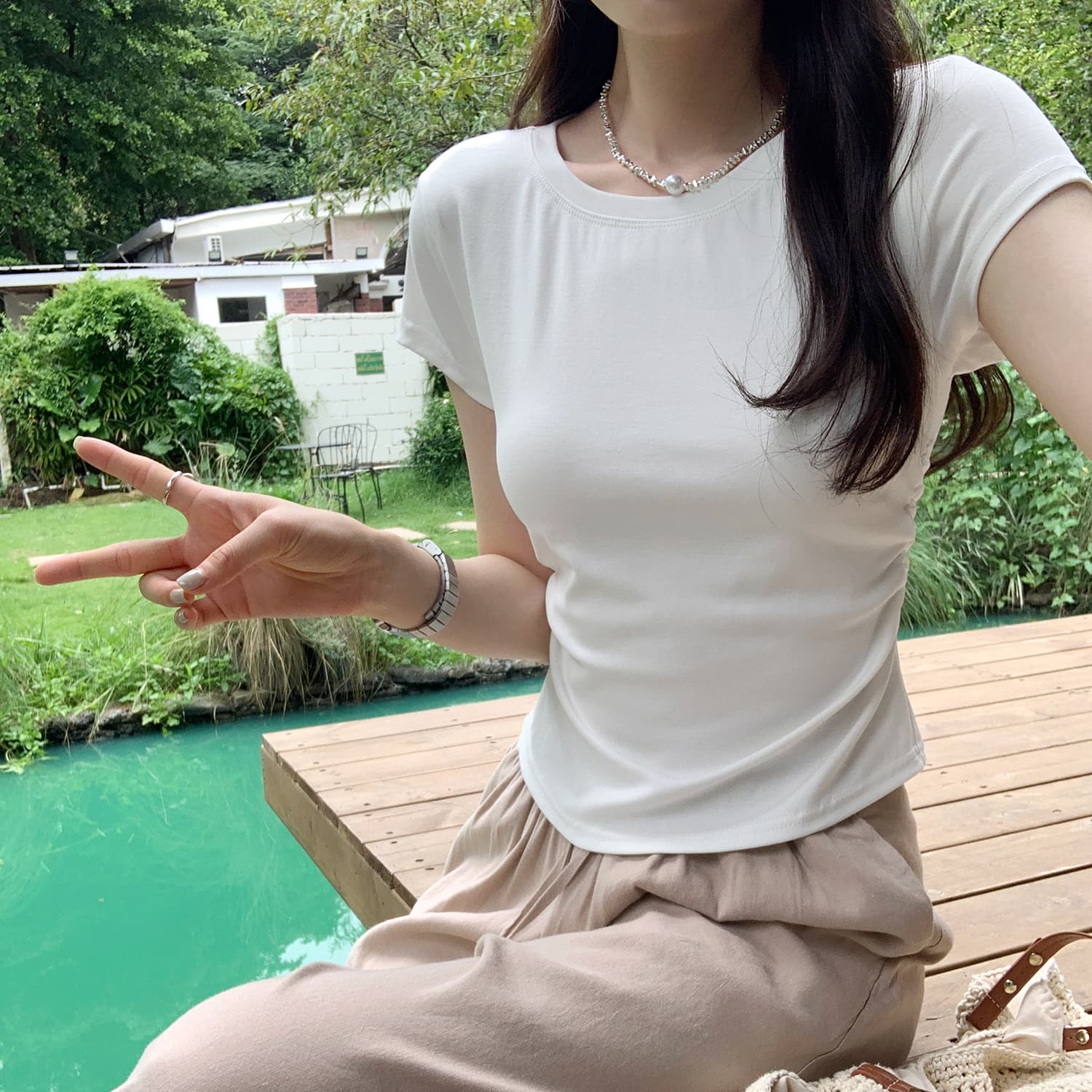 실행 금액 섹션 아니요 돌아 가기 실사 그림 고유 한 아름다운 주름 허리 수축 라운드 넥 긍정적 인 어깨 반팔 티셔츠 여성 이미지 3