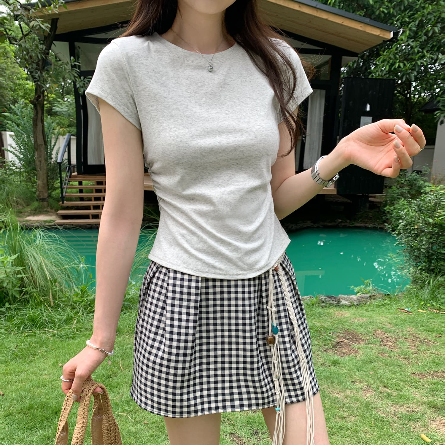 실행 금액 섹션 아니요 돌아 가기 실사 그림 고유 한 아름다운 주름 허리 수축 라운드 넥 긍정적 인 어깨 반팔 티셔츠 여성 이미지 2