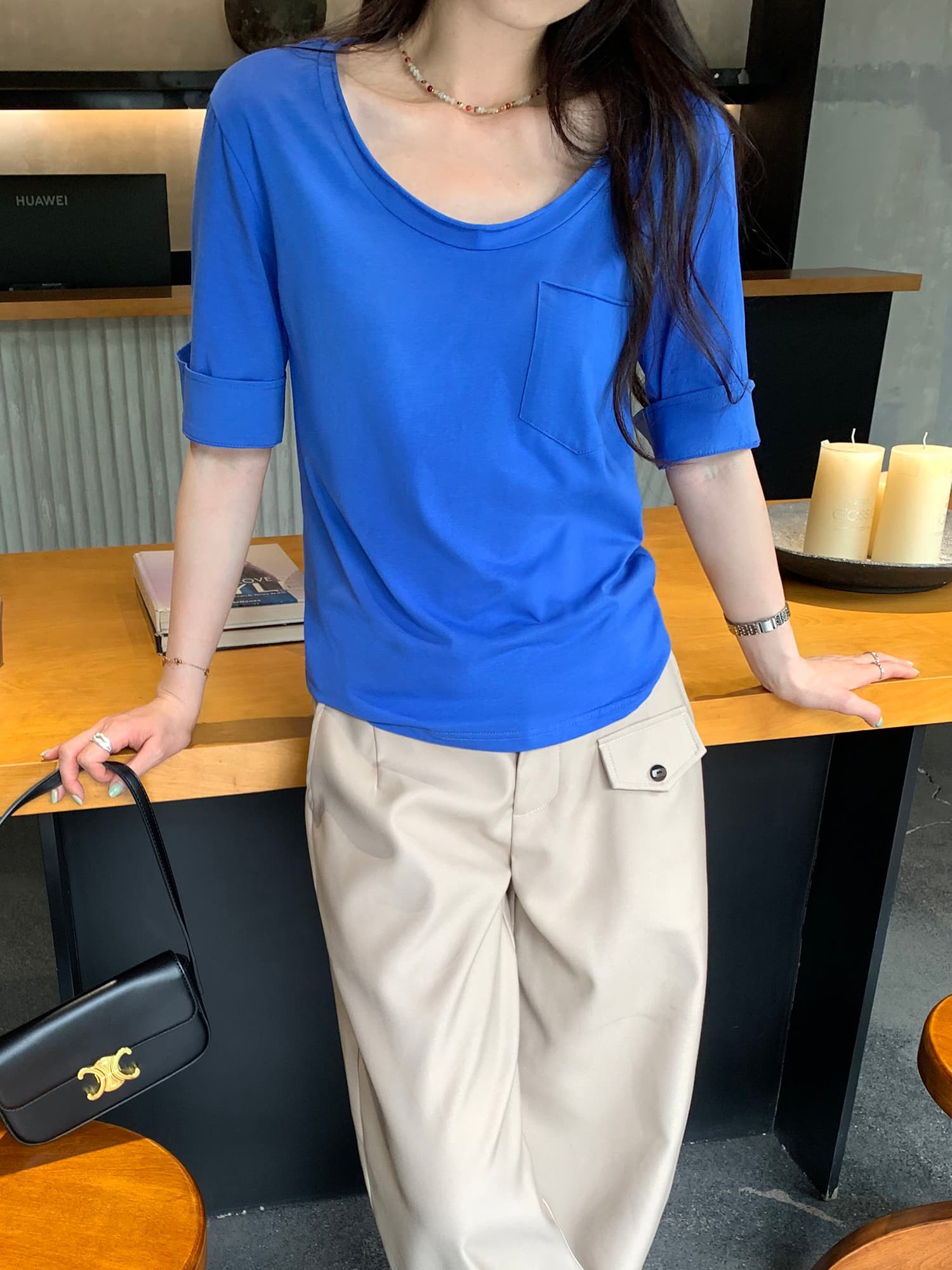 실사 그림 미니멀리즘 바람 볼륨 측면 u 칼라 5 점 소매 티셔츠 여성 여름 2026 새로운 루즈핏 슬림해 보이는 파란색 맨위 이미지 3