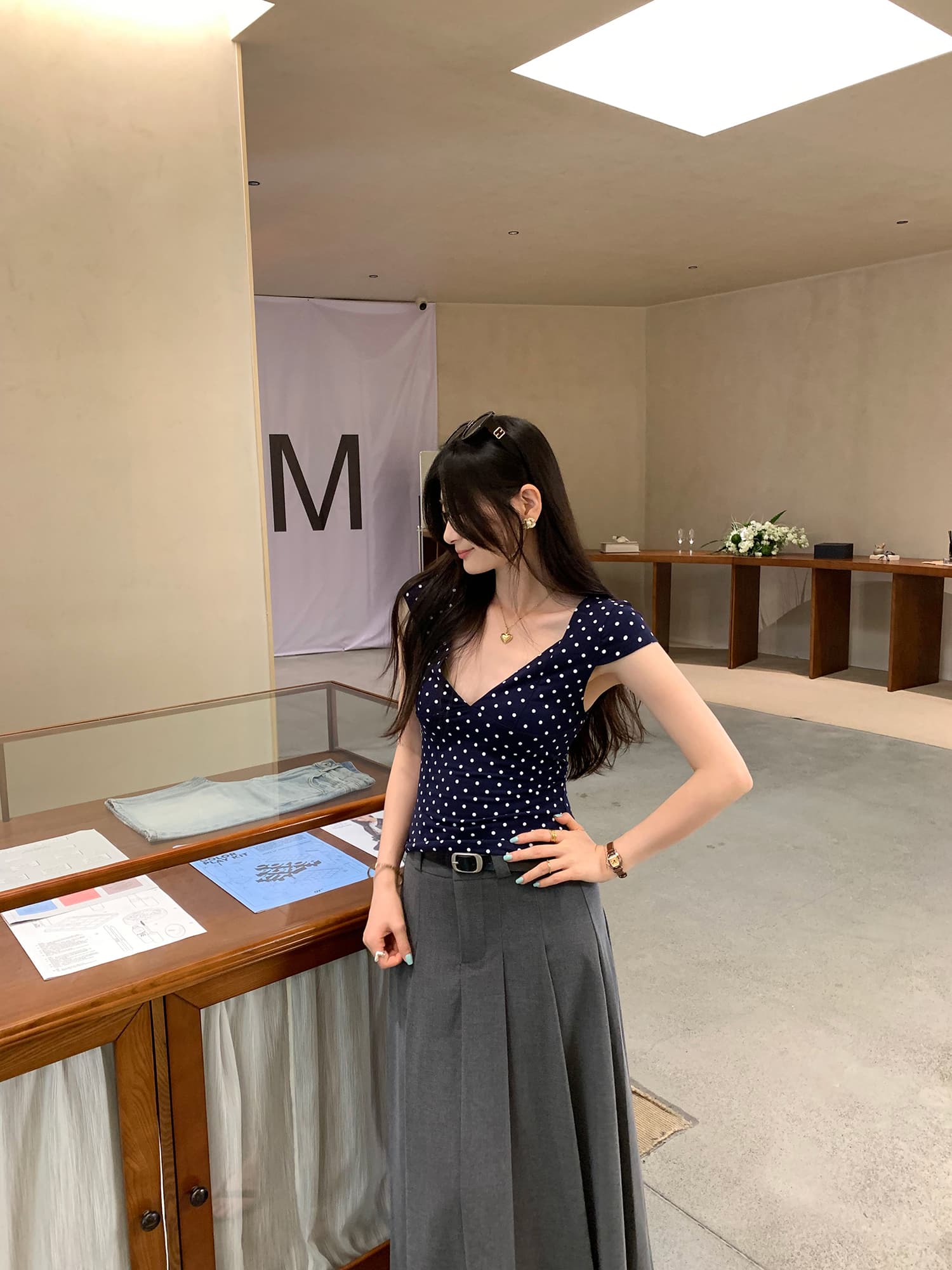 실사 그림 아메리칸 핫걸 바람 몸매 가꾸기 도트 무늬 깊은 V 넥 작은 날다 소매 티셔츠 여성 2026 새로운 고유 한 아름다운 맨위 이미지 5