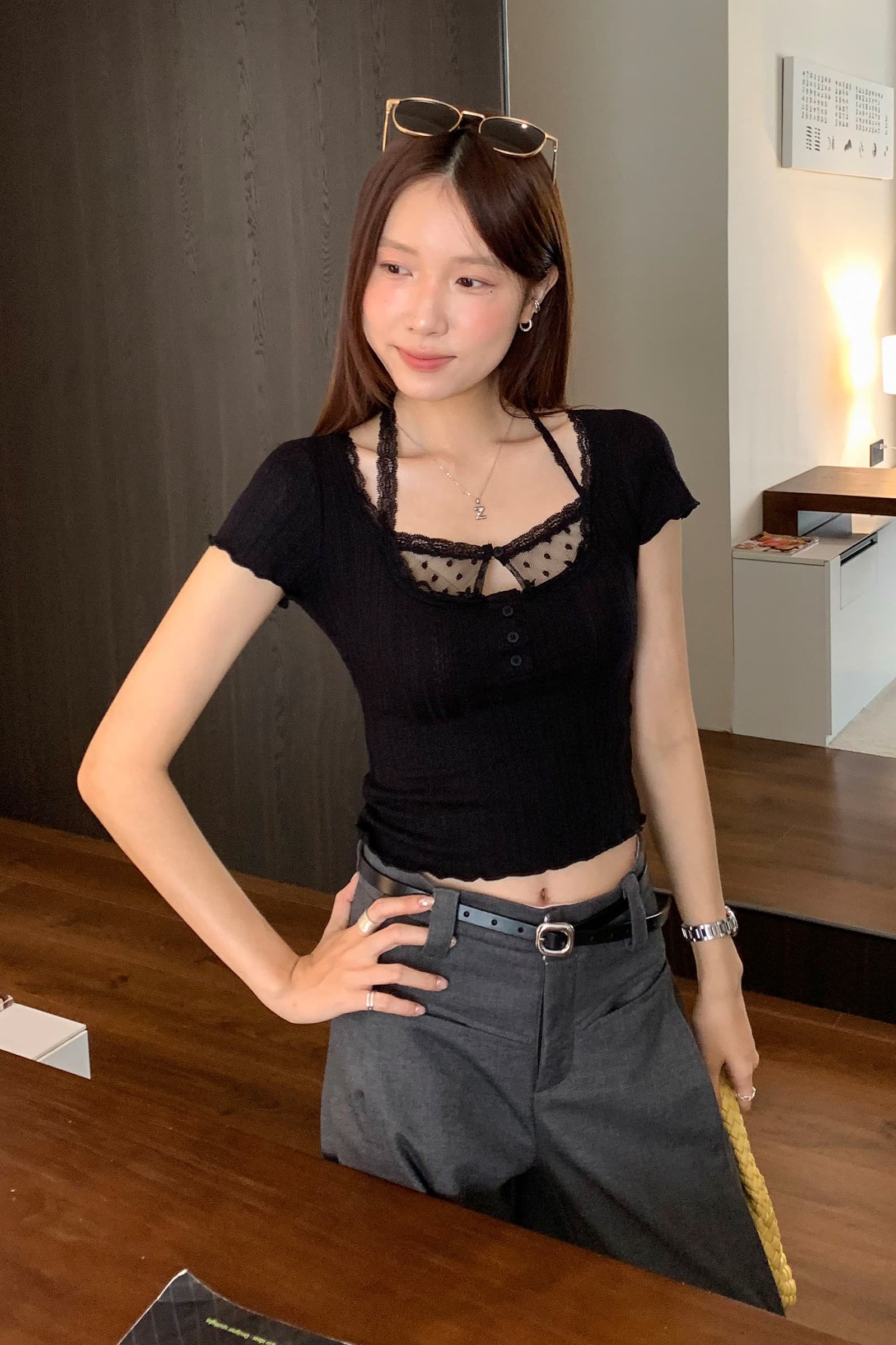 실사 그림 자이언트 잘 생긴 검정색 레이스 광장 칼라 행침 목 반팔 티셔츠 여성 여름 2026 새로운 디자인 센스 맨위 이미지 6