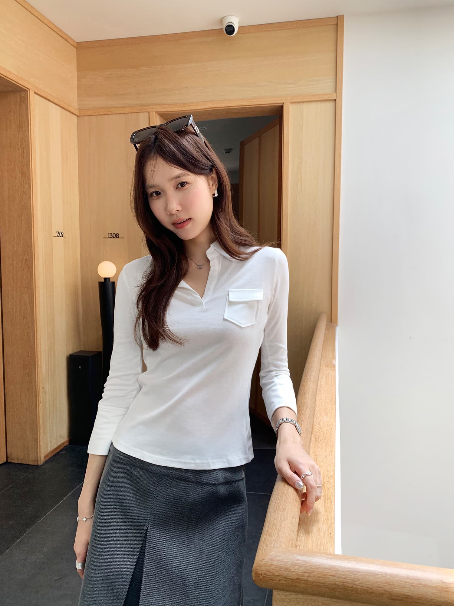 실사 그림 출퇴근 착용 가져 가라. 화이트 반 개방 칼라 긴팔 티셔츠 여자 2026 새로운 고유 한 슈퍼 잘 생긴 맨위