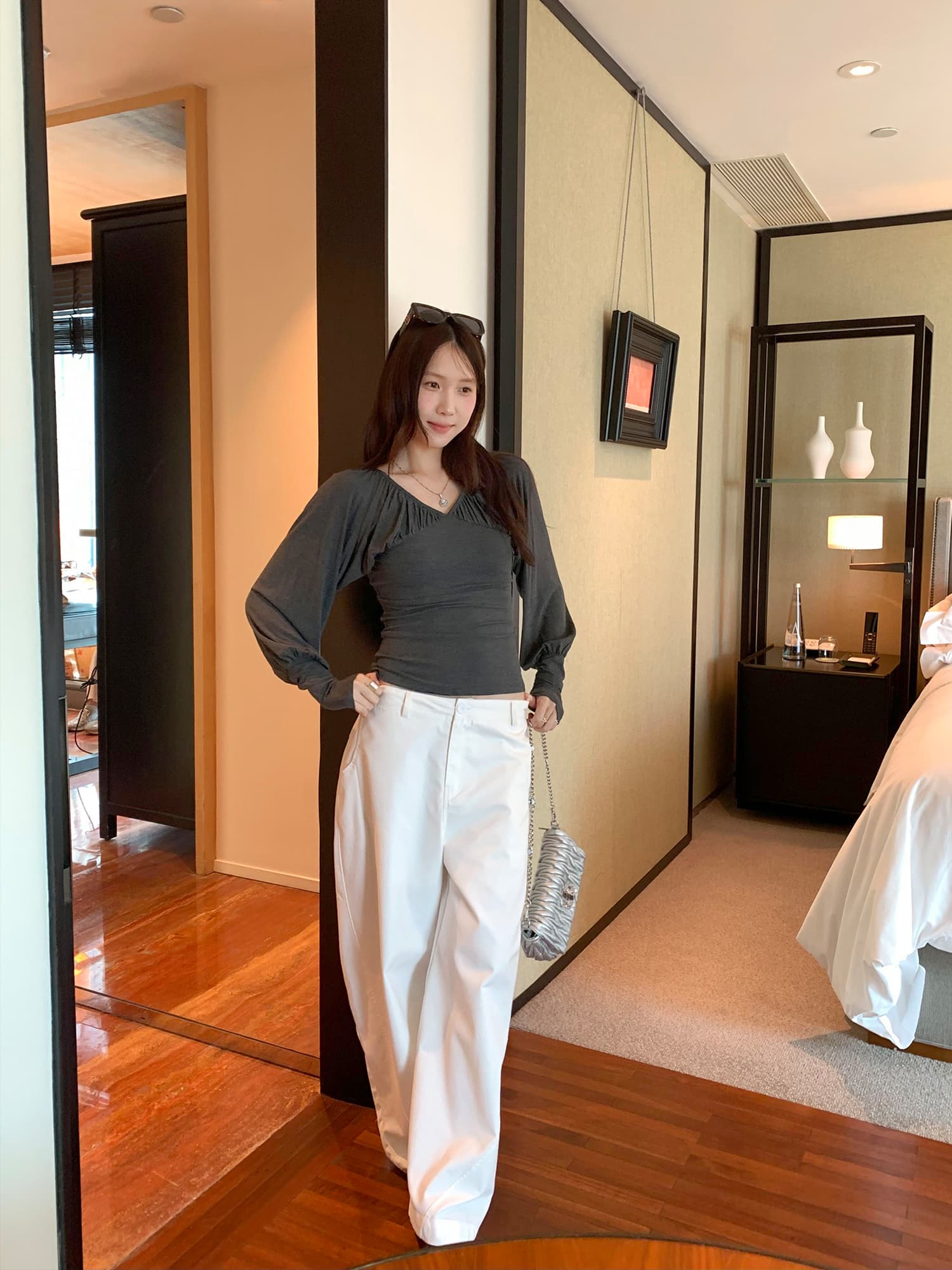 실사 그림 주름 패치워크 V넥 긴팔 티셔츠 여자 가을 2026 새로운 한 부서 착용 가져 가라. 코치 사소한 맨위 이미지 3