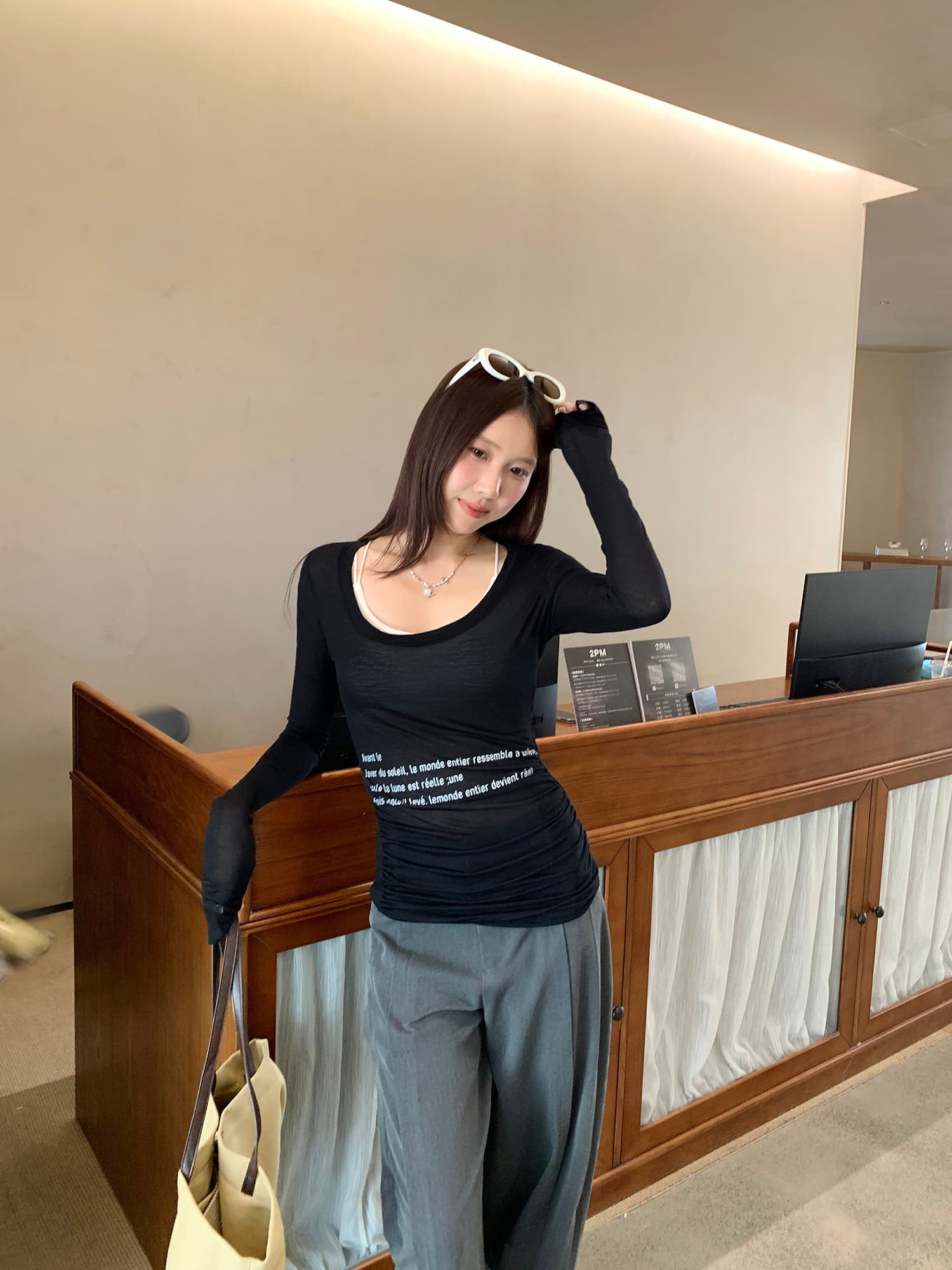 실사 그림 프랑스식 u 칼라 알파벳 프린트 얇은 스타일 자외선 차단 긴팔 티셔츠 여성 가을 2026 새로운 고유 한 아름다운 맨위
