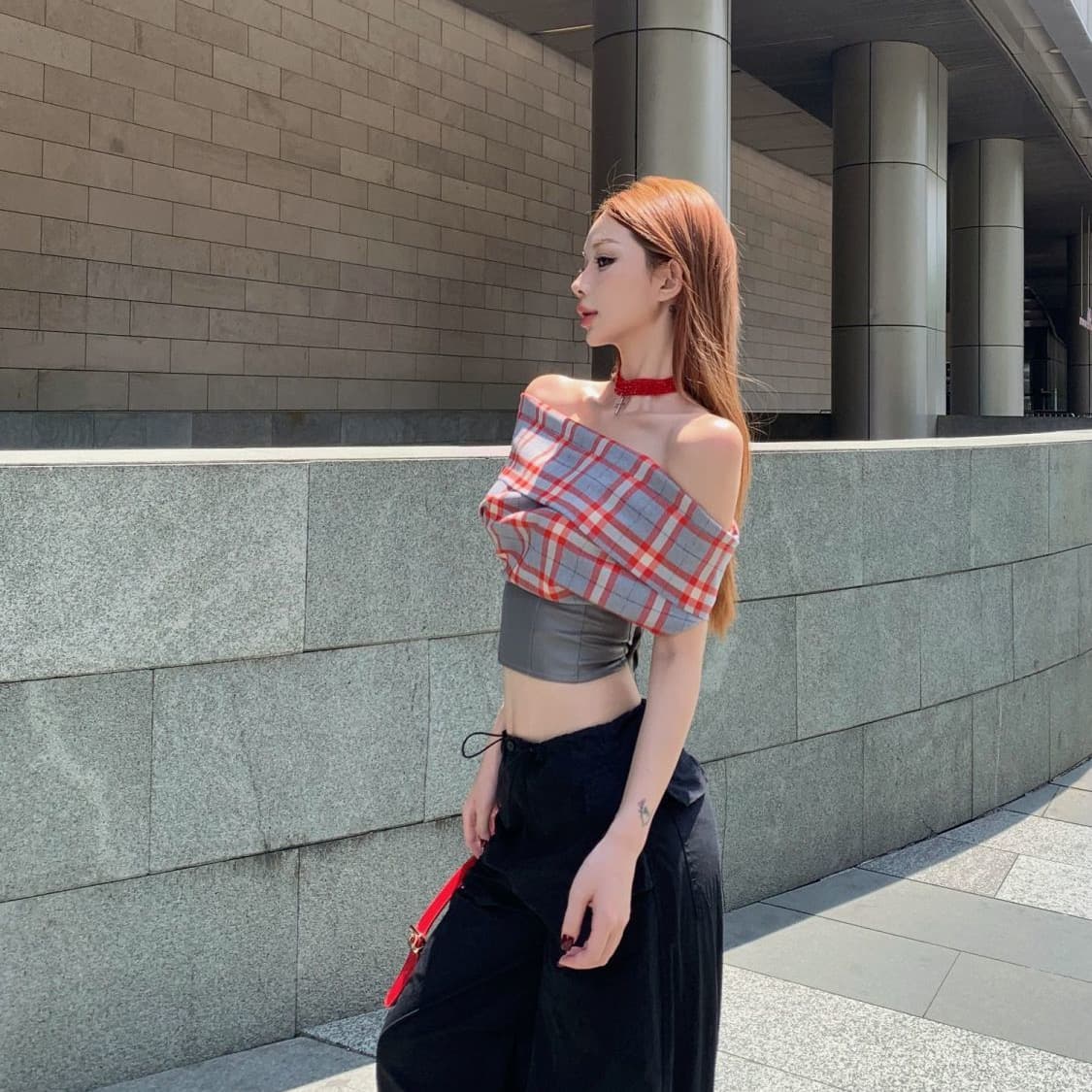 레트로 체크무늬 반팔 행침 목 티셔츠 여성 여름 디자인 센스 작은 대중 백리스 쇼트 스타일 보트넥 오프숄더 맨위 이미지 3