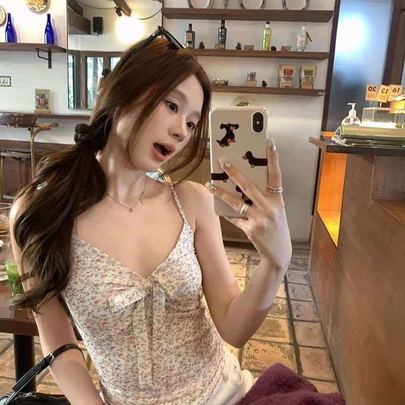 쌀 흰색 배경 꽃무늬 V넥 가슴 나비 매듭 장식 쇼트 스타일 허리 수축 몸매 가꾸기 슬림해 보이는 캐미솔 여자 상세 이미지 2