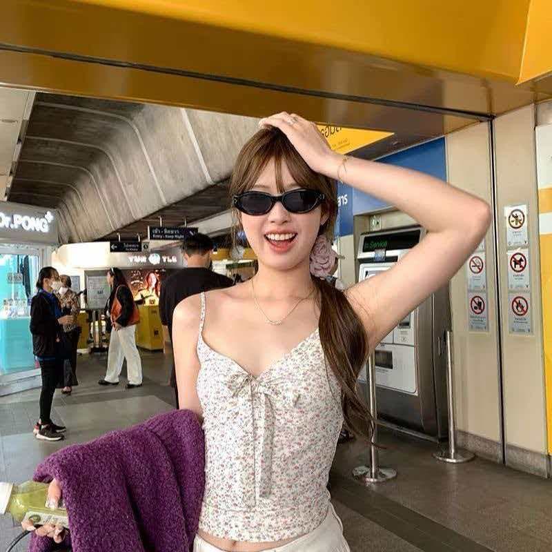 쌀 흰색 배경 꽃무늬 V넥 가슴 나비 매듭 장식 쇼트 스타일 허리 수축 몸매 가꾸기 슬림해 보이는 캐미솔 여자 상세 이미지 4