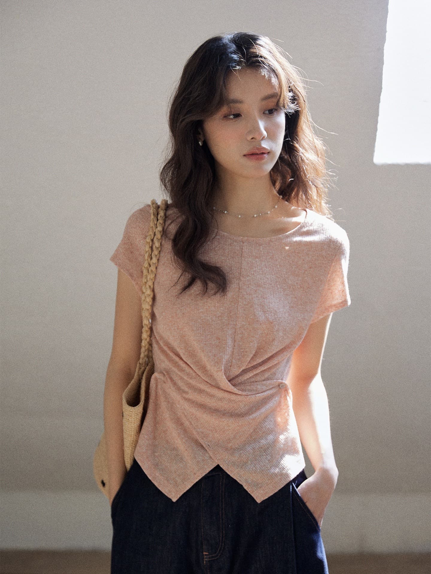 mixabo 느슨함 센스 핑크색 비틀림 티셔츠 여성 여름 쇼트 스타일 디자인 센스 불규칙 밑단 반팔 라운드 넥 맨위
