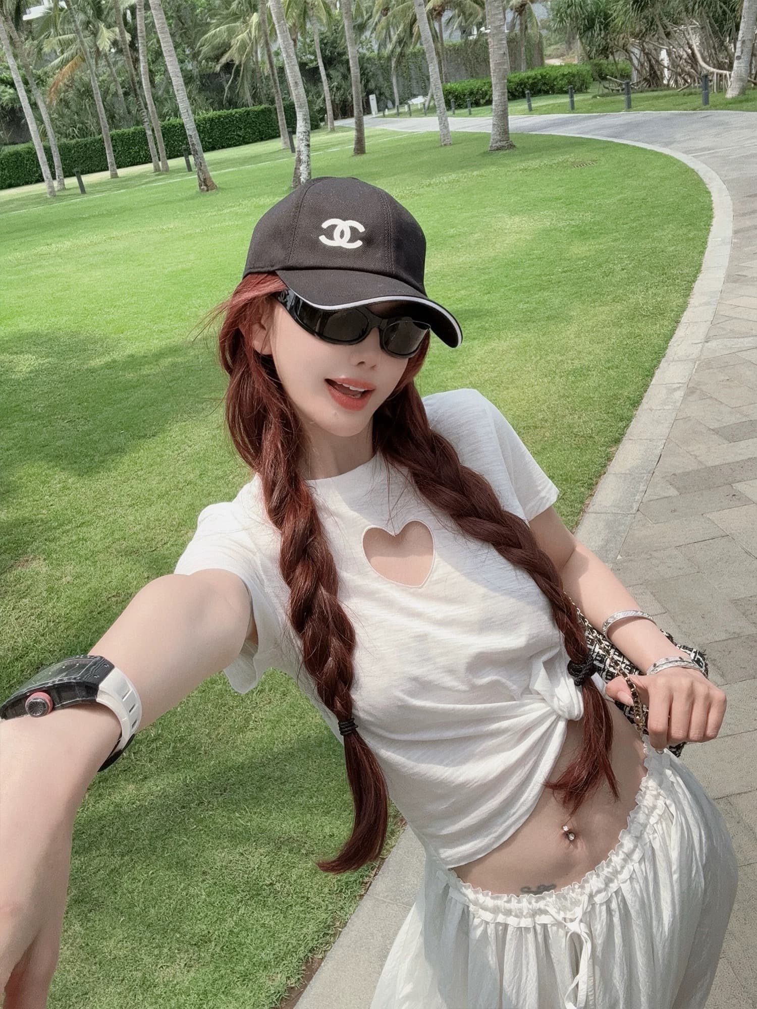 자오 첸 아침 하트 홀로우 아웃 반팔 티셔츠 여성 여름 2026 새로운 핫걸 디자인 센스 외국 가스 슬림해 보이는 마이크로 ~을 통해 의류