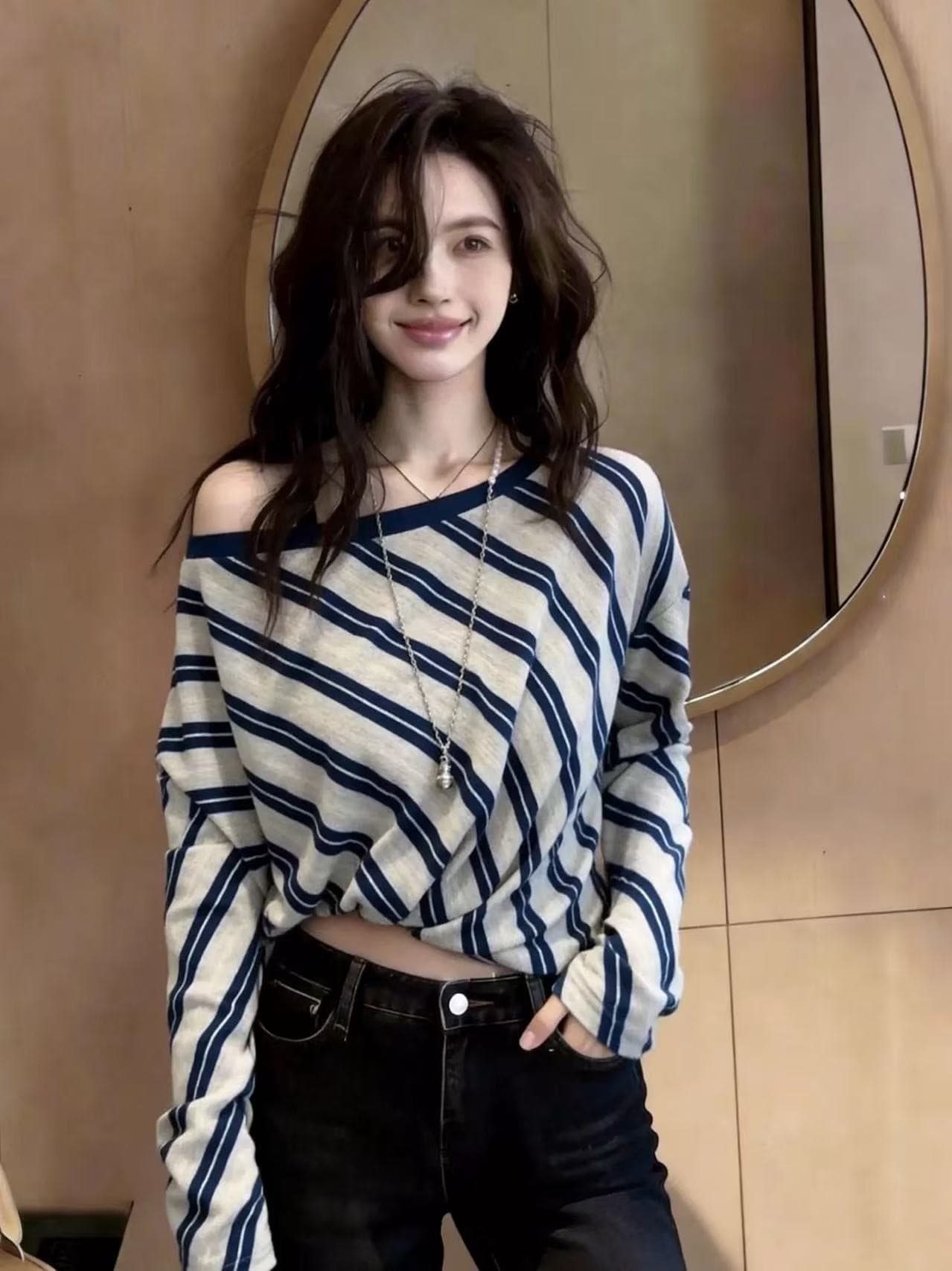 패션 배색 스트라이프 비스듬한 어깨 긴팔 티셔츠 여성 여름 고유 한 Chic 루즈핏 슬림해 보이는 다용도 얇은 블라우스 맨위