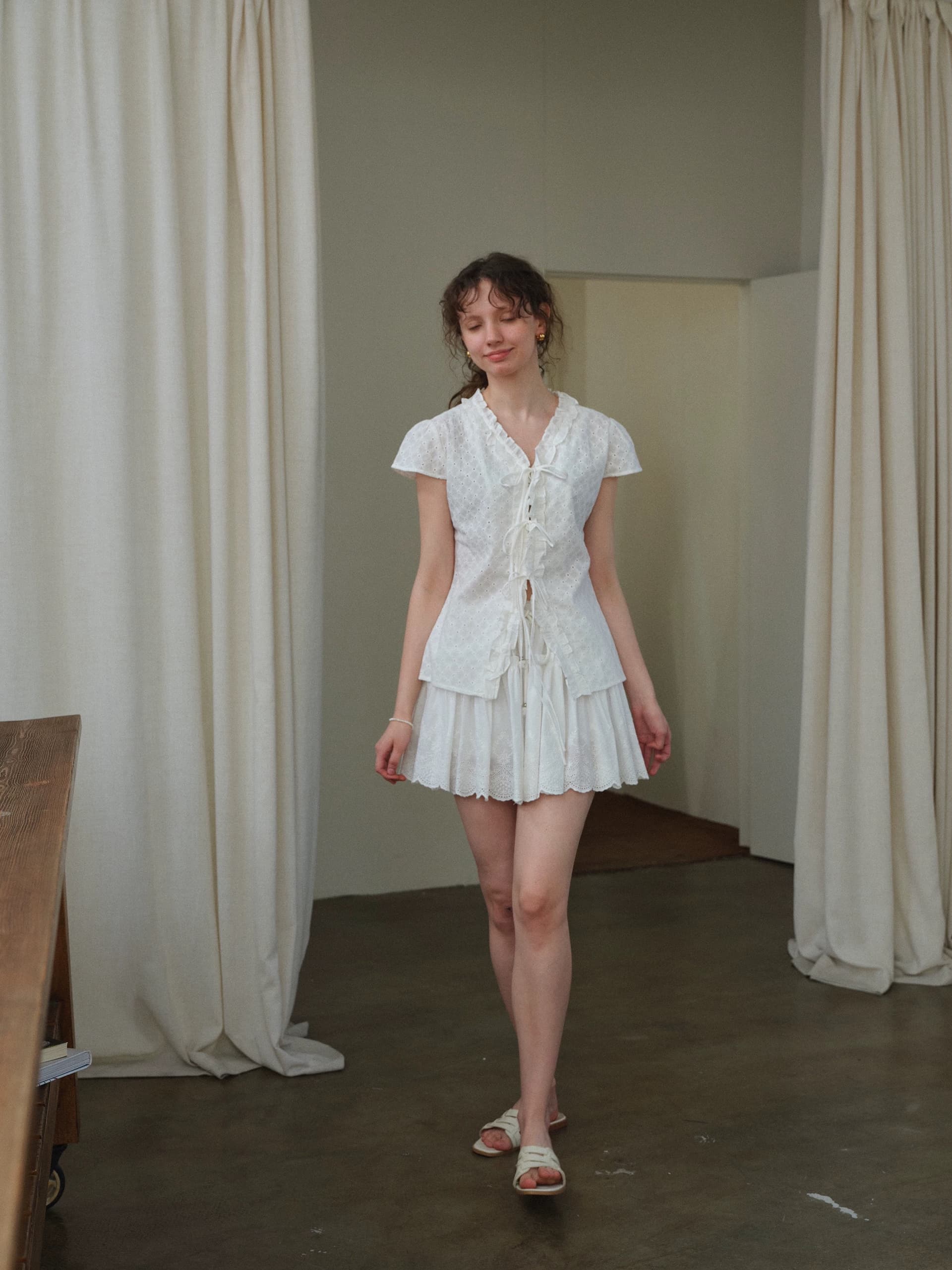 프랑스식 휴가 바람 프릴 자수 V넥 반팔 여성 셔츠 여름 홀로우 아웃 자수 스트랩 셔츠 작은 셔츠 맨위 이미지 4
