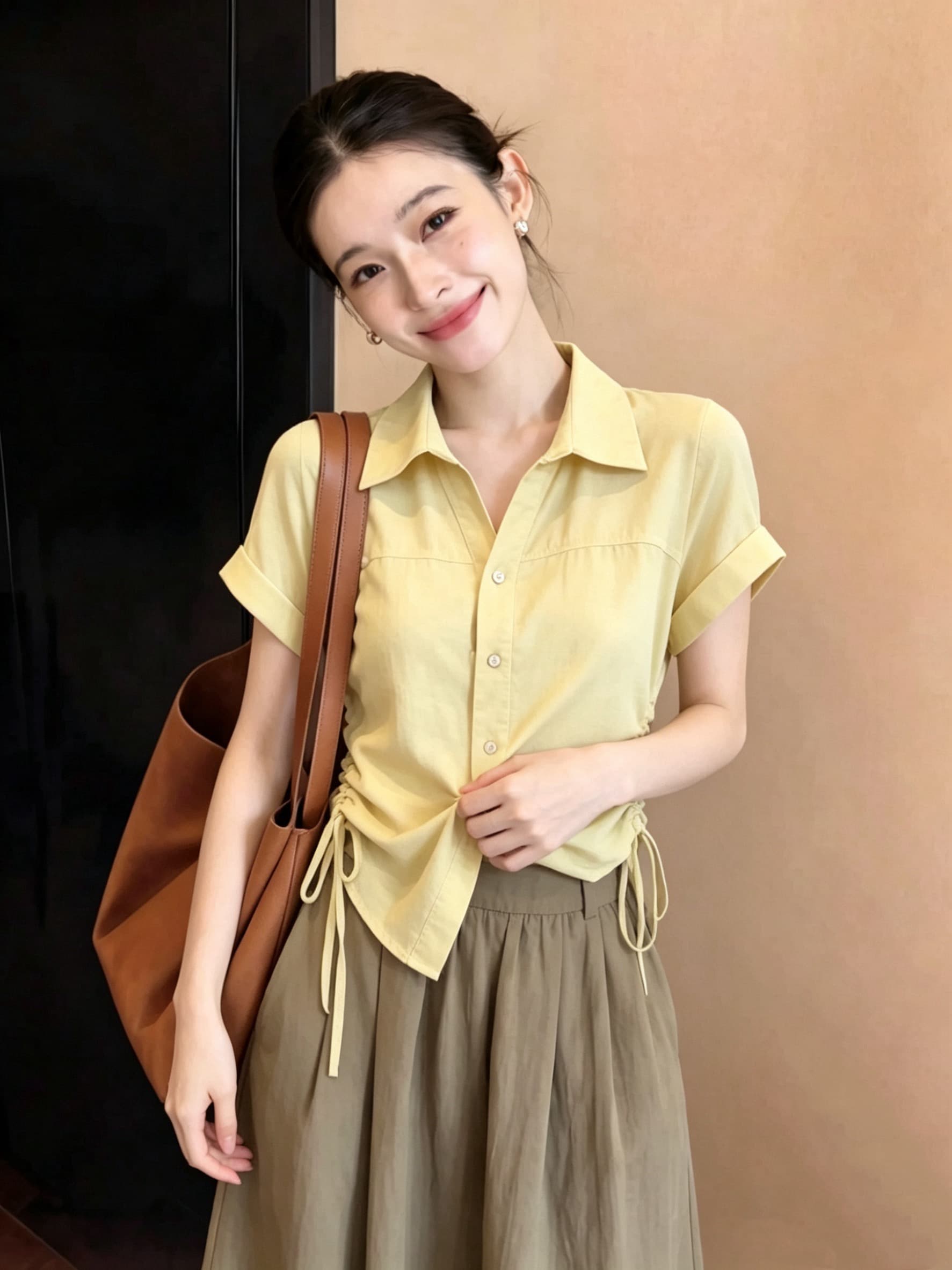 황색 폴로 칼라 측면 펌프 로프 슬림해 보이는 반팔 셔츠 2026 여름 섹션 슈퍼 잘 생긴 연령 감소 패션 출퇴근 맨위 여성 이미지 2