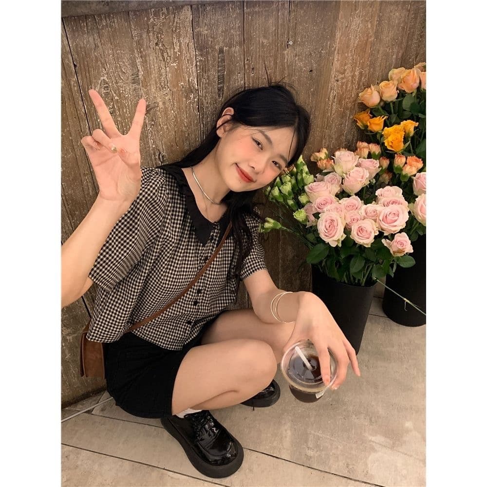 2026 여름 레트로 품격 체크무늬 셔츠 베이비 칼라 프릴 연령 감소 쇼트 스타일 셔츠 슬림해 보이는 반팔 맨위