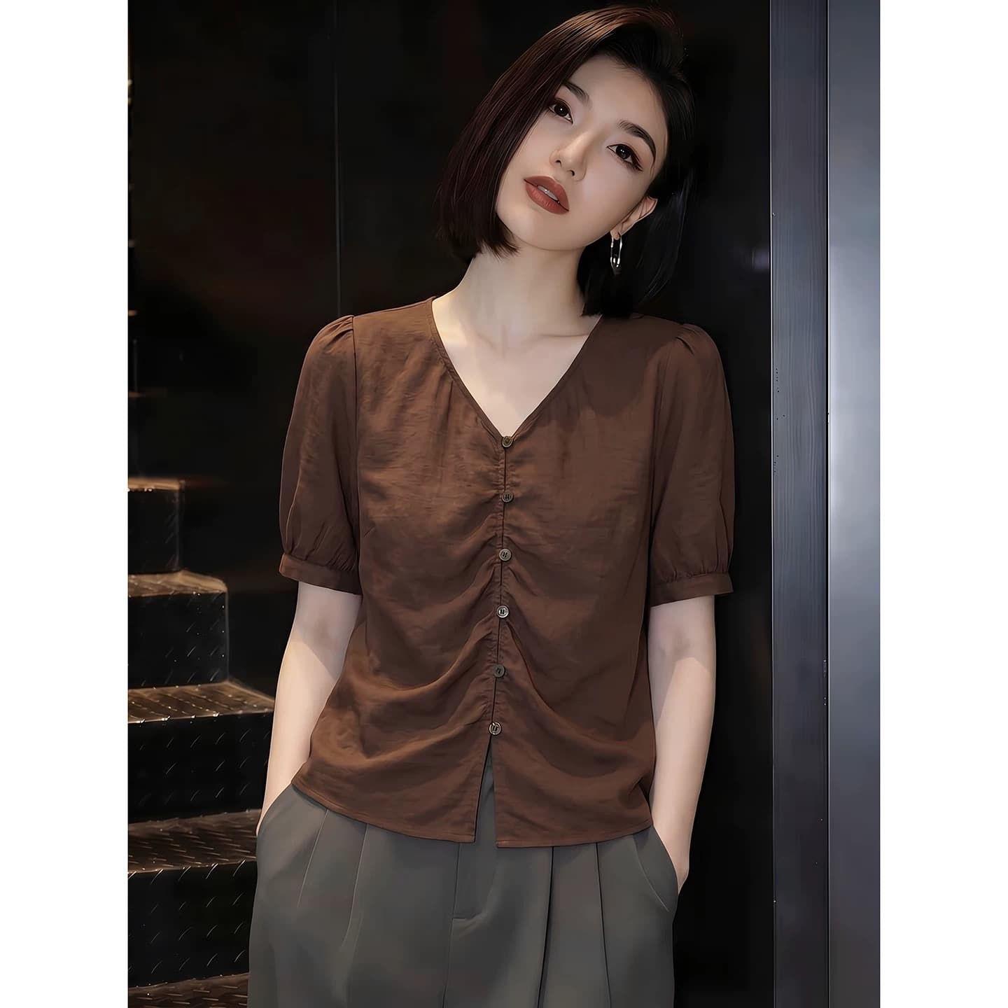 프랑스식 디자인 센스 V넥 거품 소매 셔츠 로드 중 여성 2026 여름 새로운 올해 인기 폭발 브라운 맨위