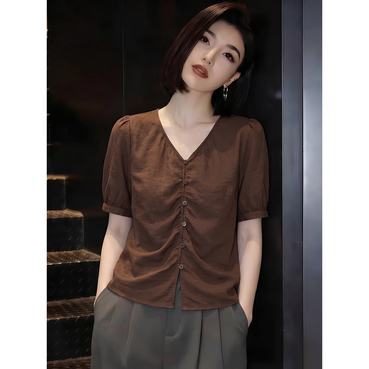 프랑스식 디자인 센스 V넥 거품 소매 셔츠 로드 중 여성 2026 여름 새로운 올해 인기 폭발 브라운 맨위 이미지 2