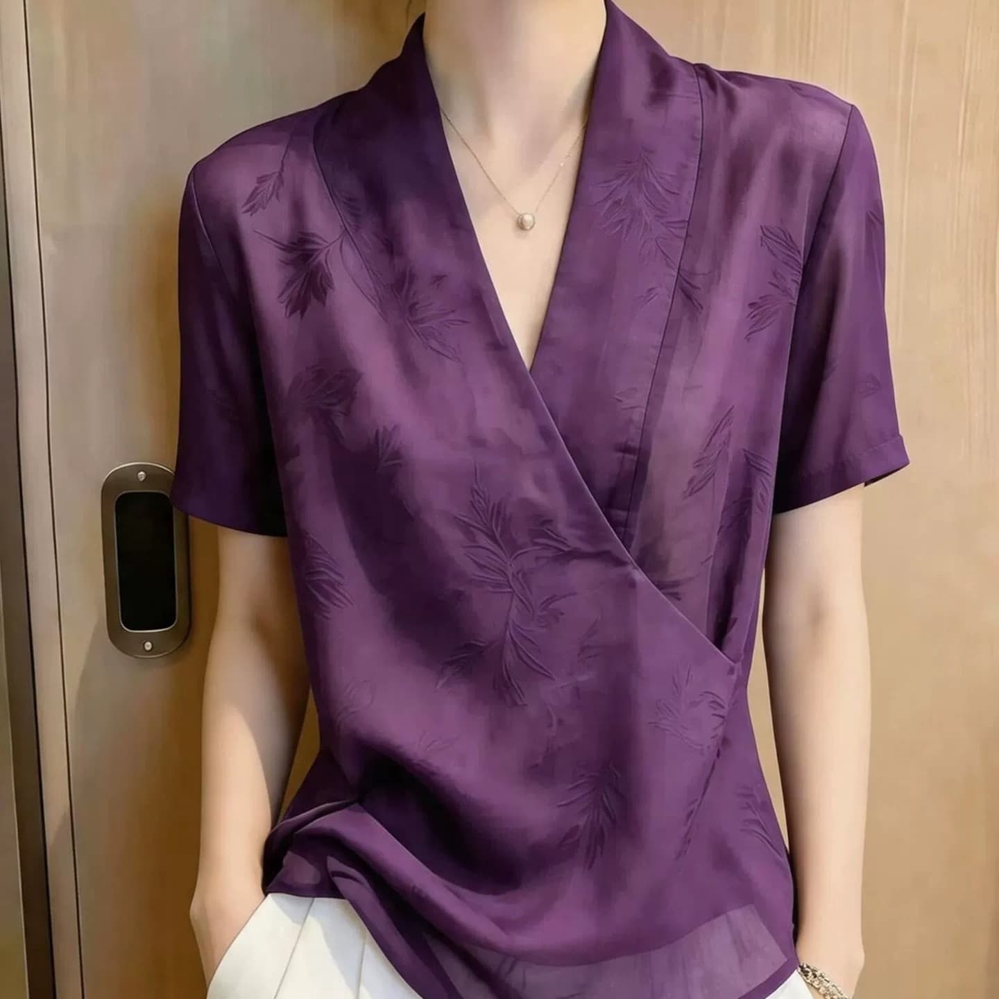 슈퍼 잘 생긴 패션 V넥 반팔 맨위 여성 여름 보라색 출퇴근 바람 품격 미니멀리즘 고급 작은 대중 Chic 센스 이미지 4