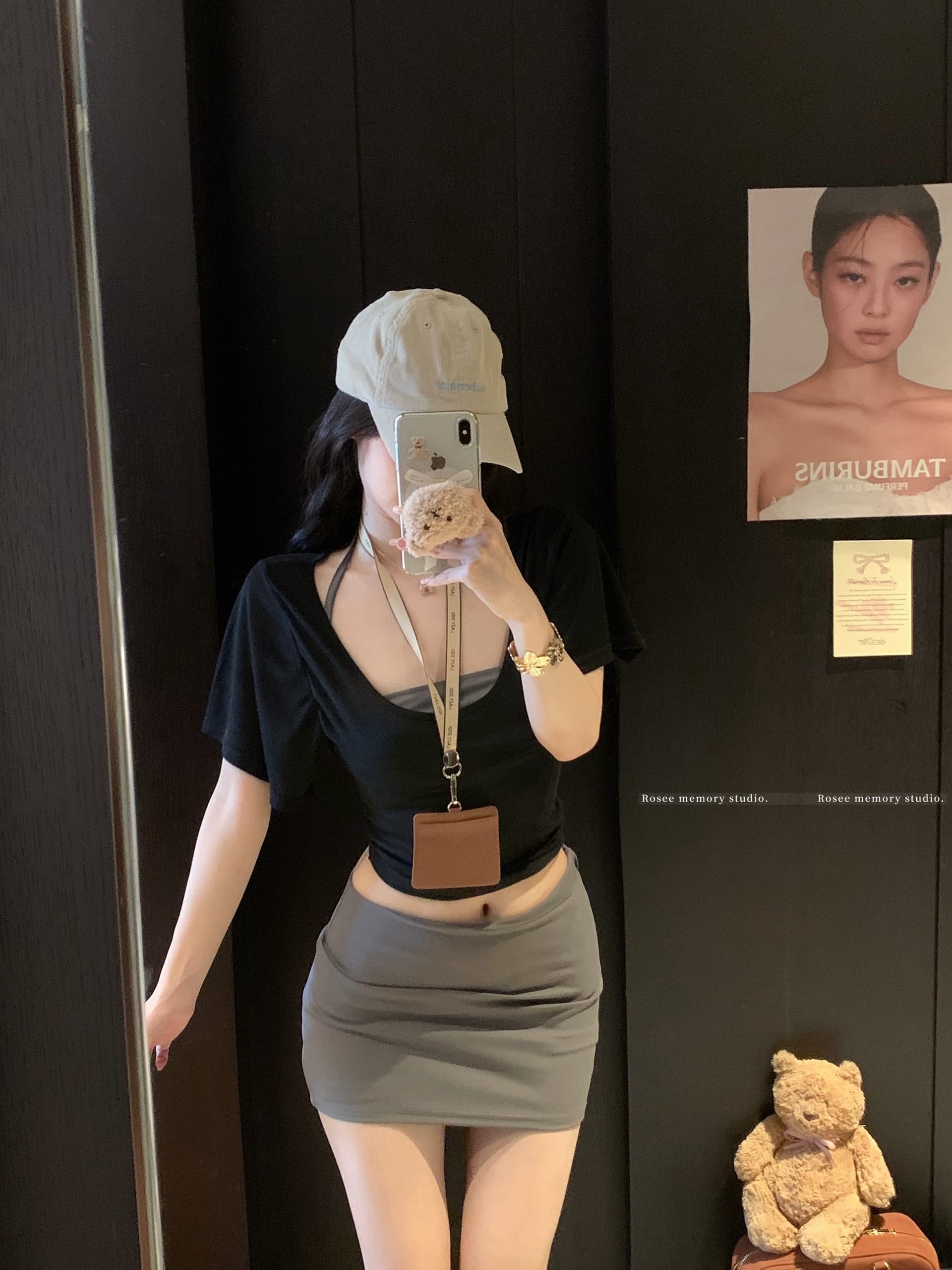 실사 검정색 대 u 칼라 허리 수축 반팔 티셔츠 쇼트 스타일 맨위