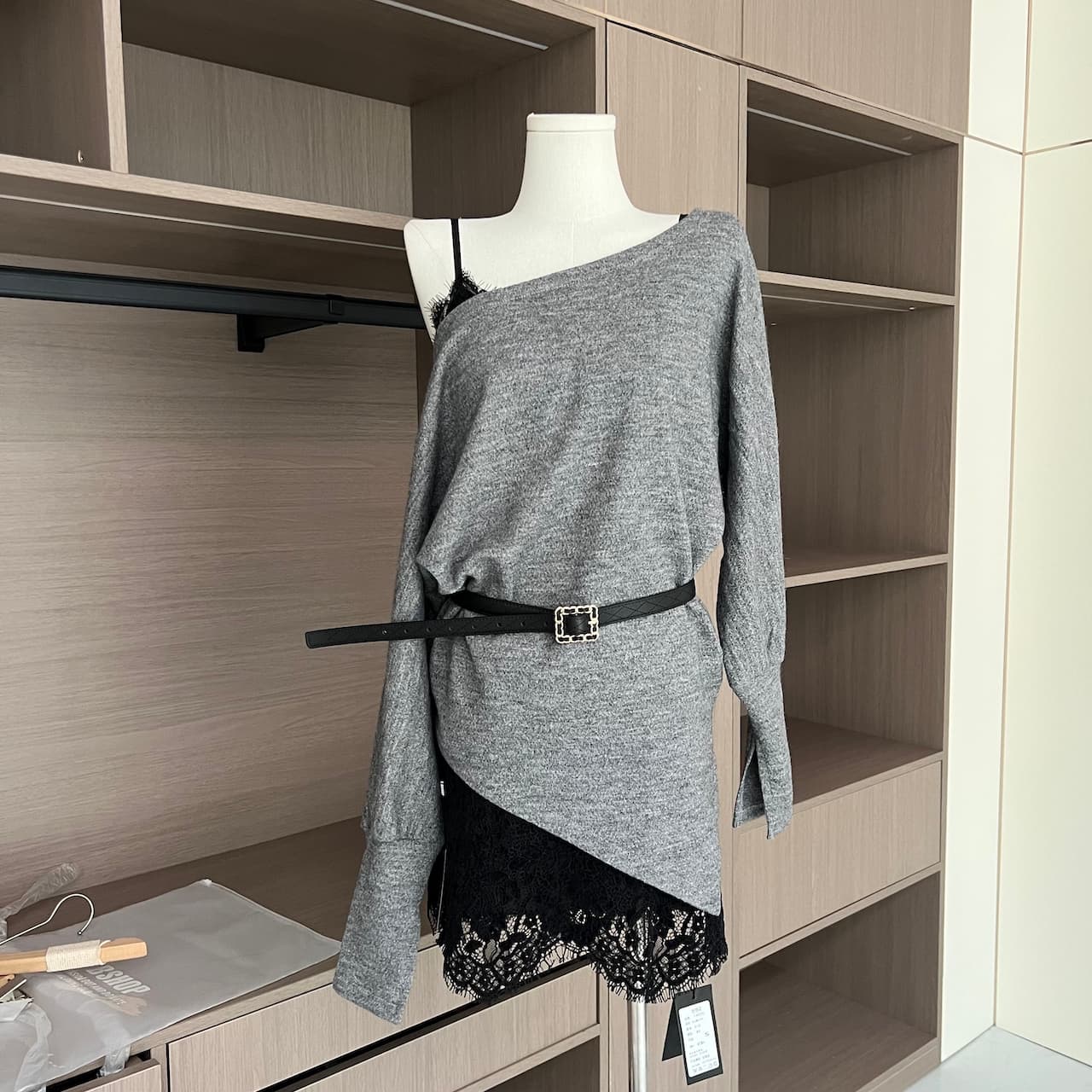 와우 현재 비스듬한 어깨 디자인 센스 긴팔 티셔츠 여성 가을 새로운 패션 품격 슬림해 보이는 맨위 이미지 3