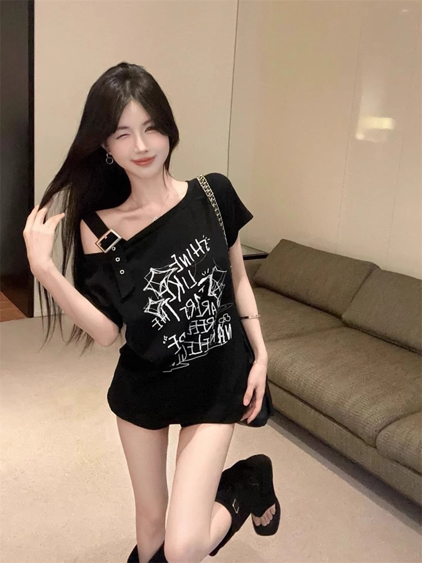 순면 리브 반팔 티셔츠 여름 2026 새로운 트렌디 루즈핏 낙서 프린트 오프숄더 비스듬한 칼라 맨위 여성 의류 상세 이미지 12