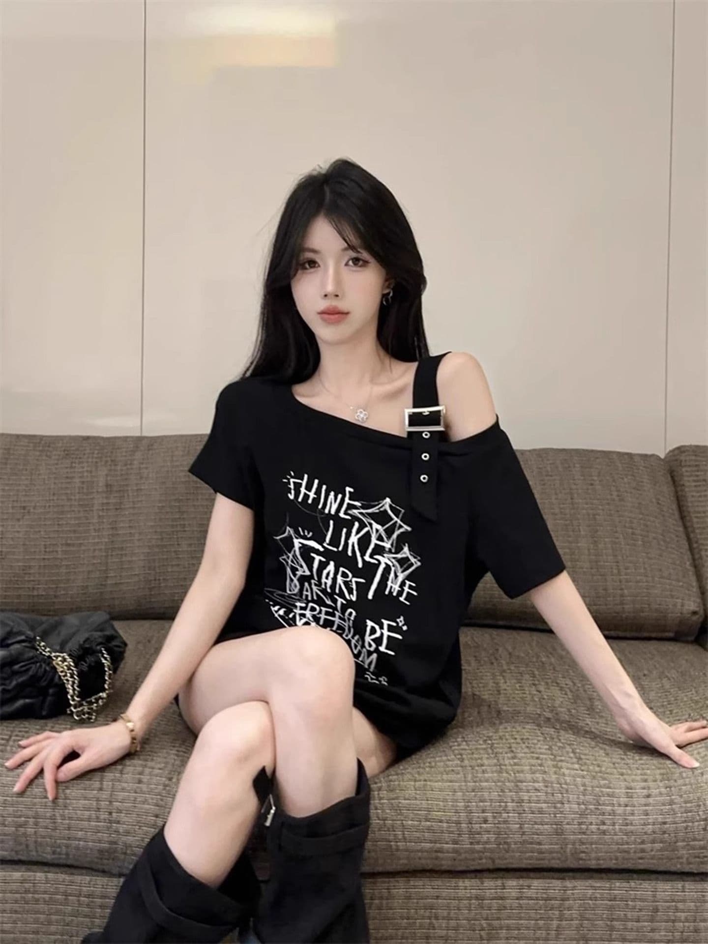 순면 리브 반팔 티셔츠 여름 2026 새로운 트렌디 루즈핏 낙서 프린트 오프숄더 비스듬한 칼라 맨위 여성 의류 상세 이미지 13