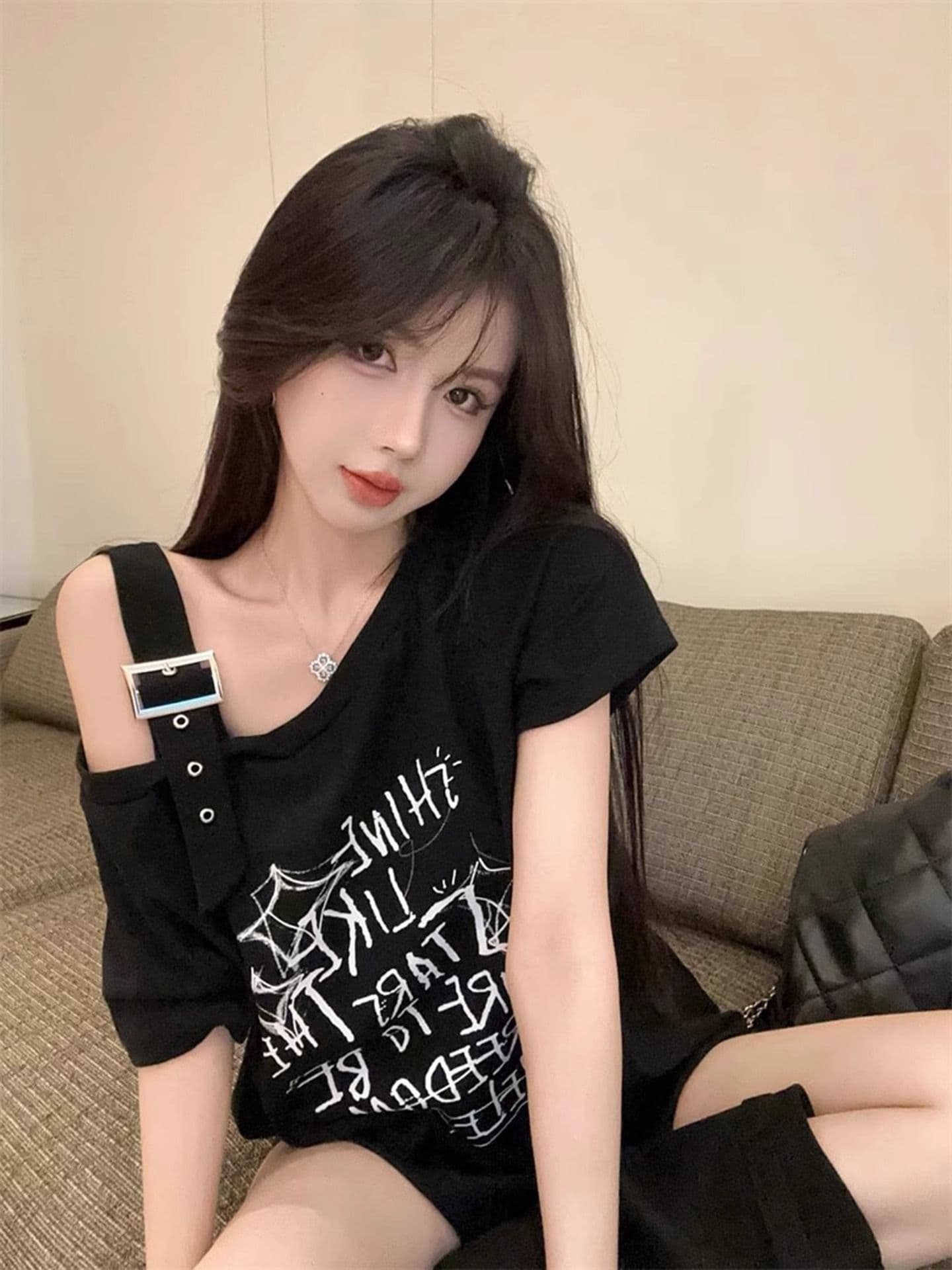 순면 리브 반팔 티셔츠 여름 2026 새로운 트렌디 루즈핏 낙서 프린트 오프숄더 비스듬한 칼라 맨위 여성 의류 상세 이미지 14