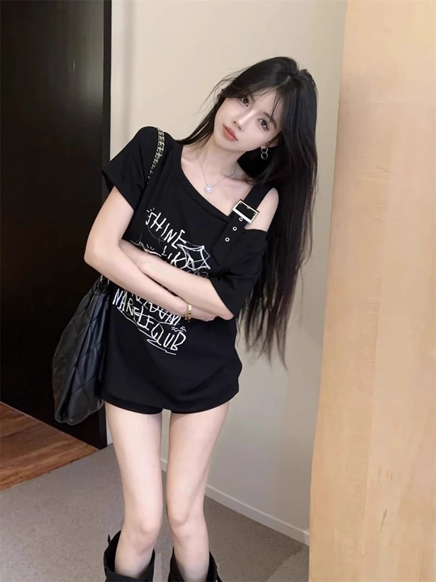 순면 리브 반팔 티셔츠 여름 2026 새로운 트렌디 루즈핏 낙서 프린트 오프숄더 비스듬한 칼라 맨위 여성 의류 상세 이미지 15