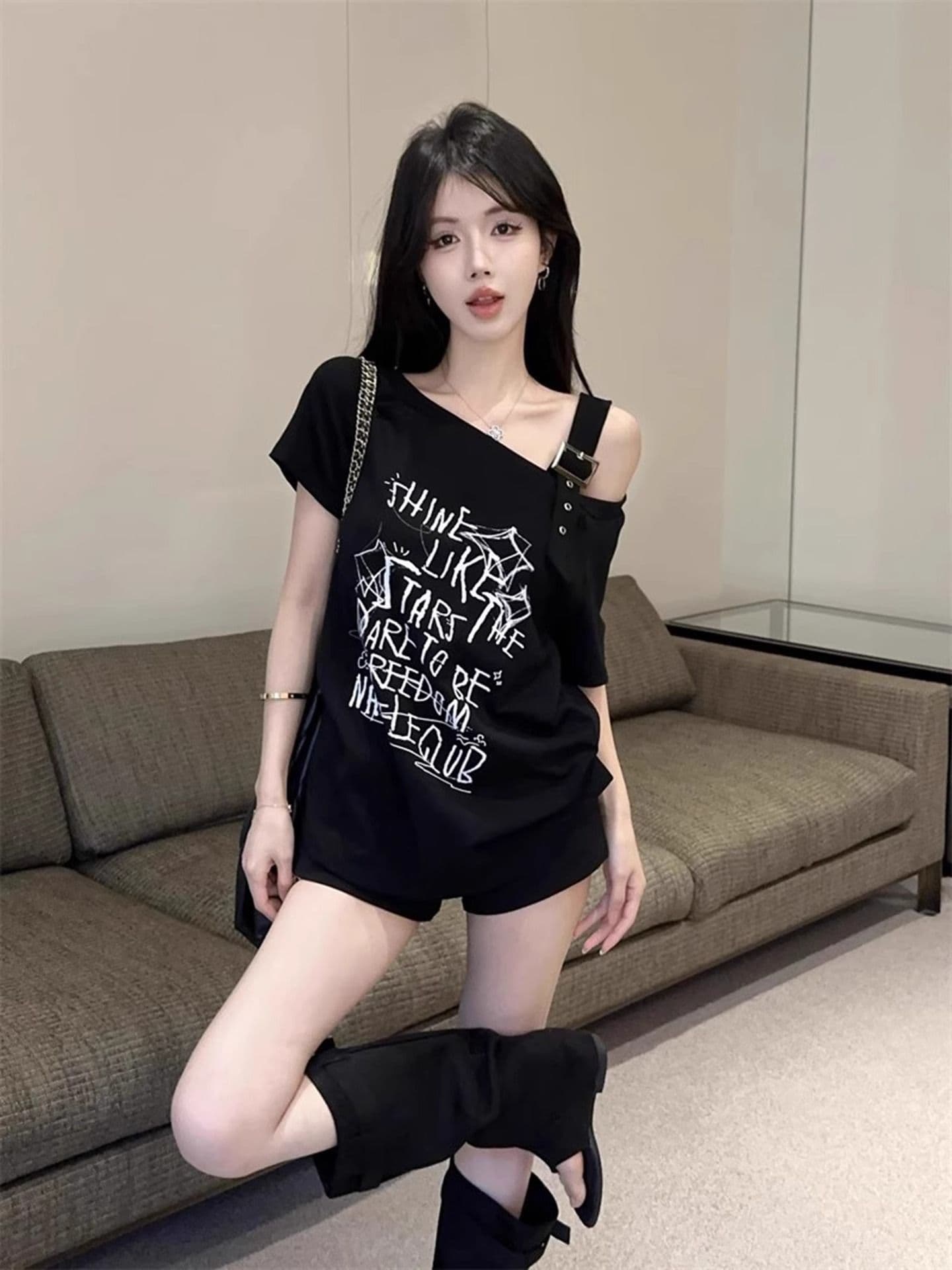 순면 리브 반팔 티셔츠 여름 2026 새로운 트렌디 루즈핏 낙서 프린트 오프숄더 비스듬한 칼라 맨위 여성 의류 상세 이미지 17