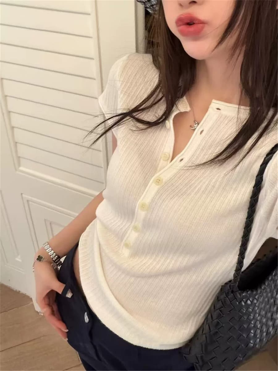봄 여름 새로운 한국 스타일 미니멀리즘 몸매 가꾸기 슬림해 보이는 구덩이 기사 반 개방 버클 니트 반팔 티셔츠 여성 상세 이미지 10