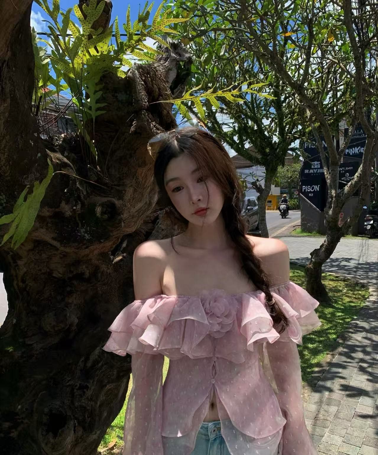 핑크색 도트 무늬 오프숄더 꽃 맨위