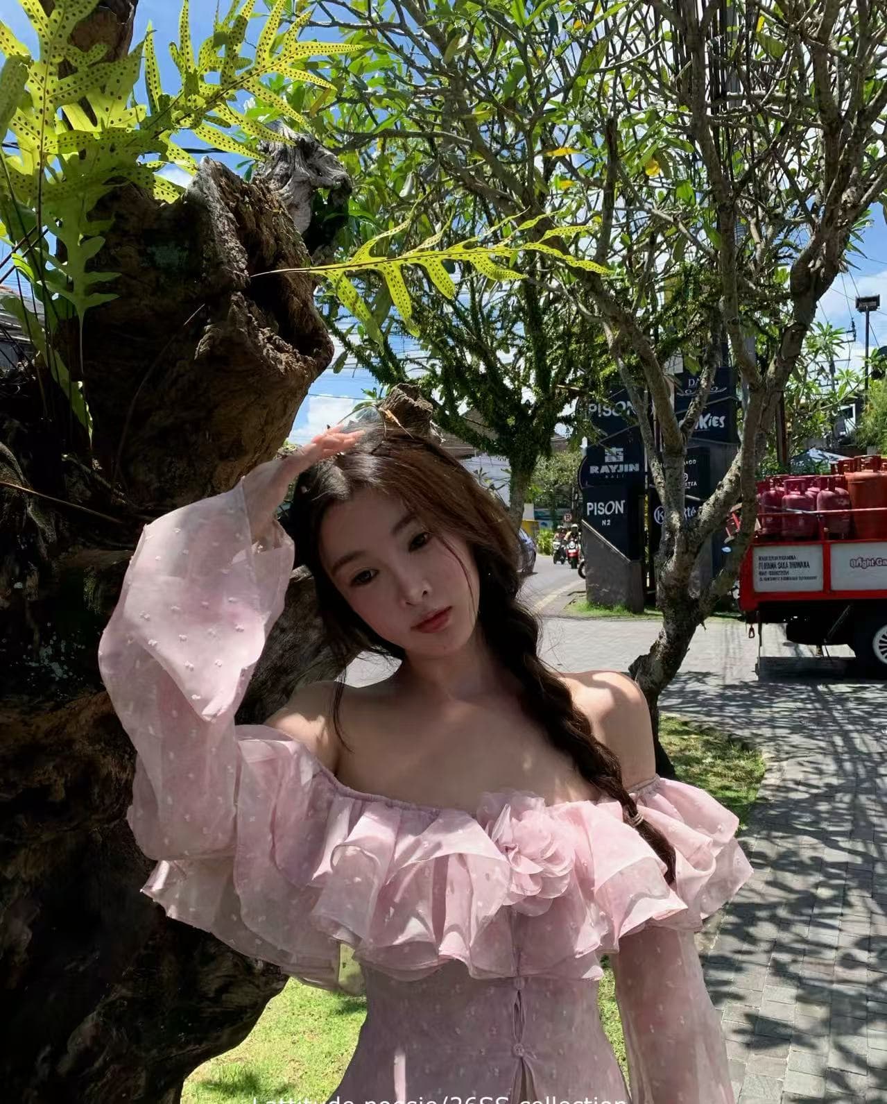 핑크색 도트 무늬 오프숄더 꽃 맨위 이미지 2