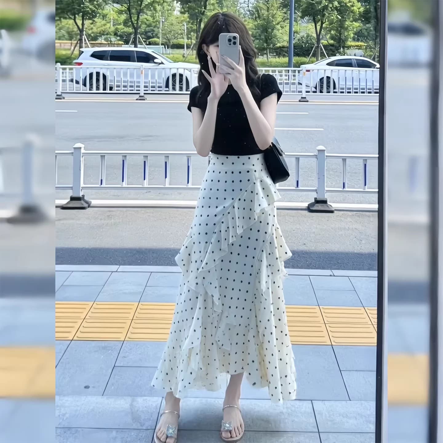 고급 센스 하이웨이스트 프릴 불규칙 화이트 도트 무늬 반신 치마 세트 여성 여름 반팔 티셔츠 품격 착용 가져 가라. 이미지 3