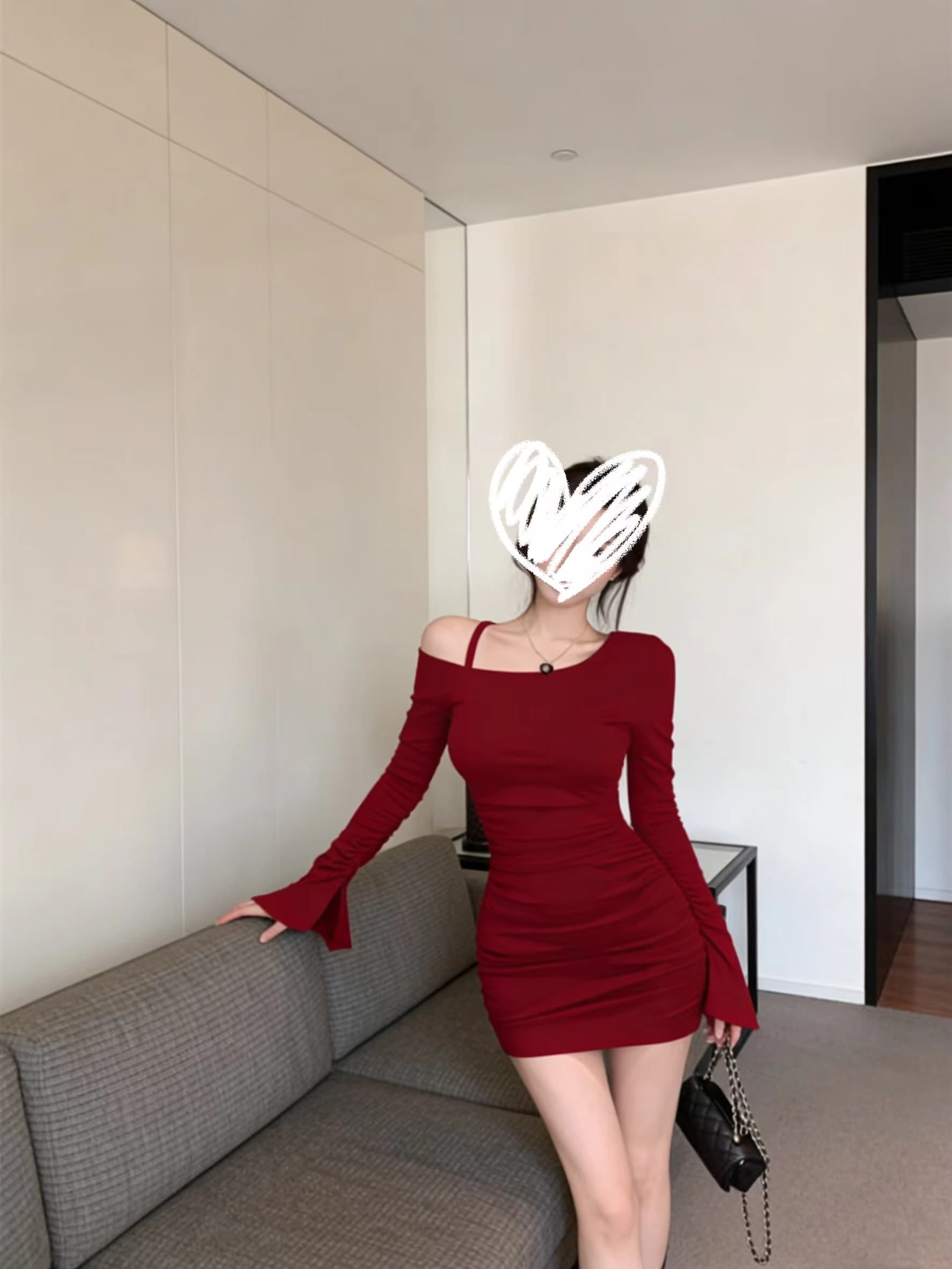 실사 빨간색 긴팔 주름 몸매 가꾸기 타이트 스커트 오프숄더 비스듬한 칼라 패션 섹시함 핫걸 여성 드레스 이미지 2