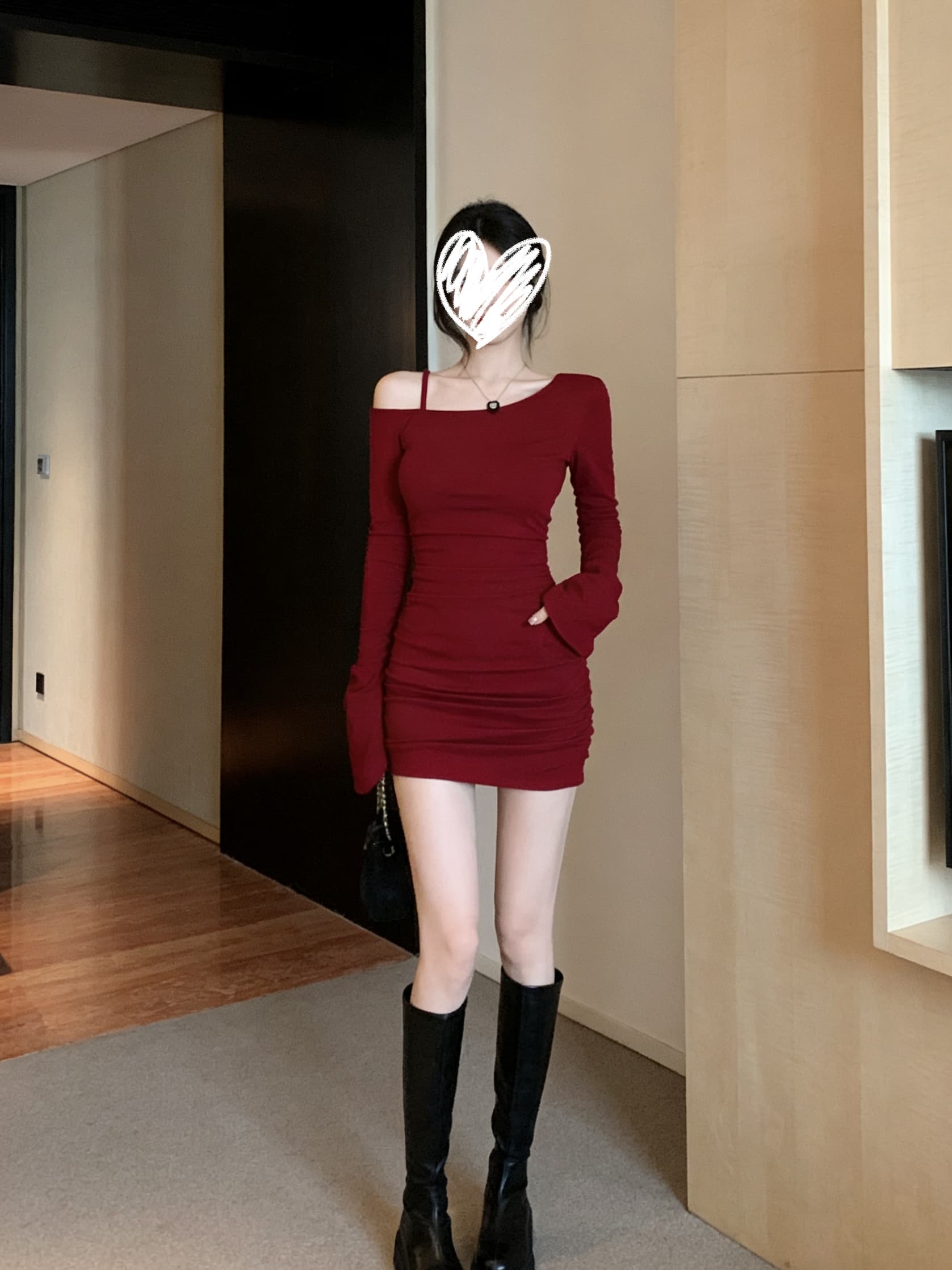 실사 빨간색 긴팔 주름 몸매 가꾸기 타이트 스커트 오프숄더 비스듬한 칼라 패션 섹시함 핫걸 여성 드레스 상세 이미지 3