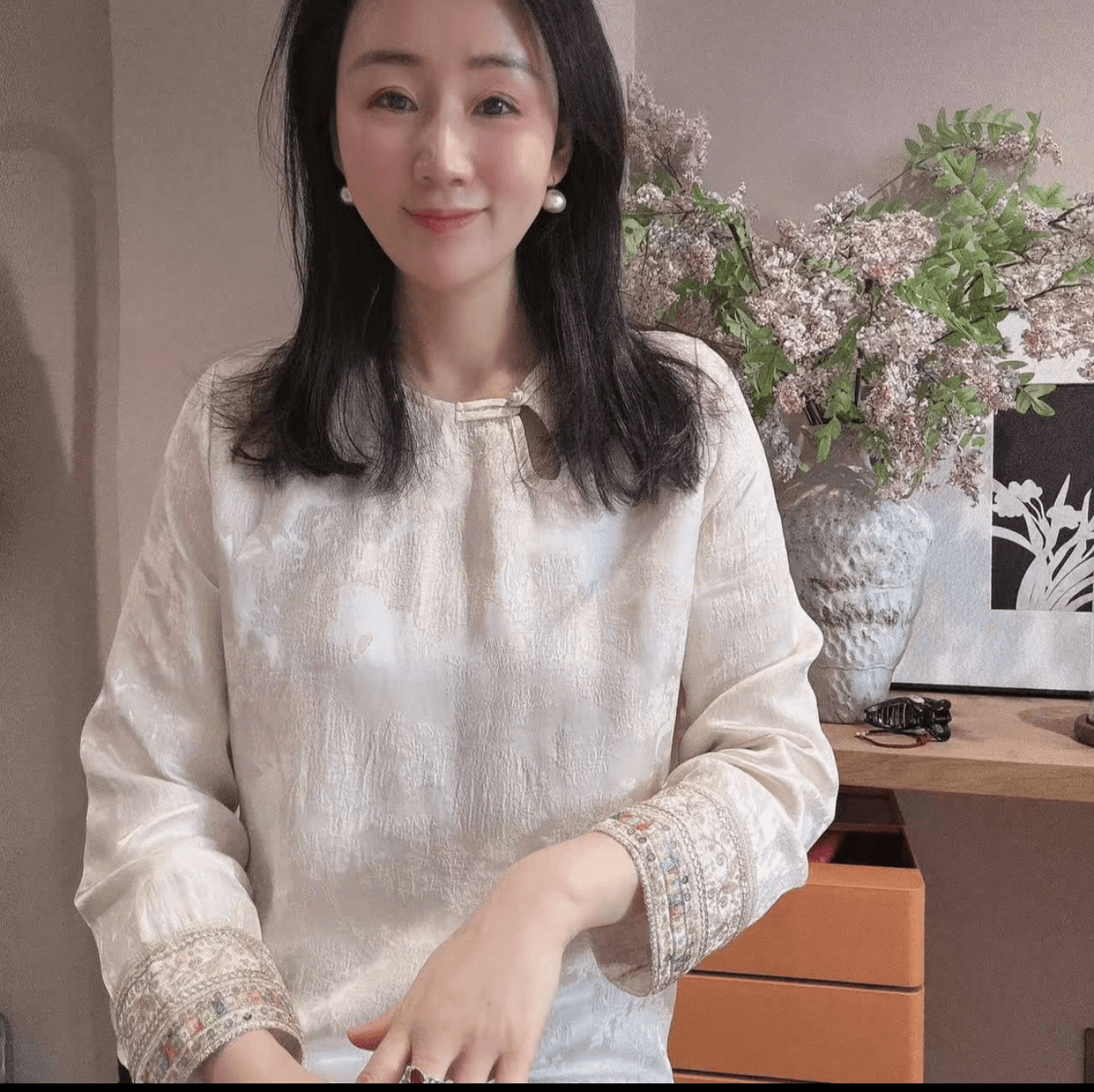 봄과 가을 자카드 커프스 자수 스팽글 풀오버 작은 셔츠 이미지 3