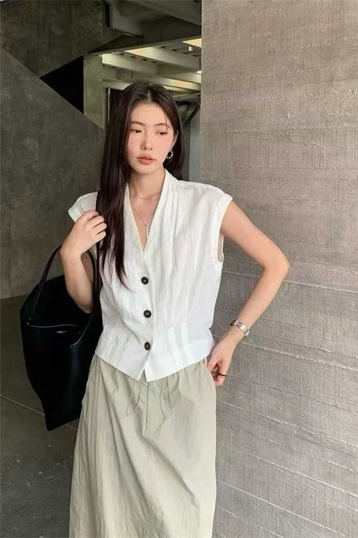 실사 프랑스식 패션 작은 대중 Chic V넥 맨위 2026 여름 디자인 센스 민소매 다용도 싱글 줄 버튼 셔츠 이미지 6