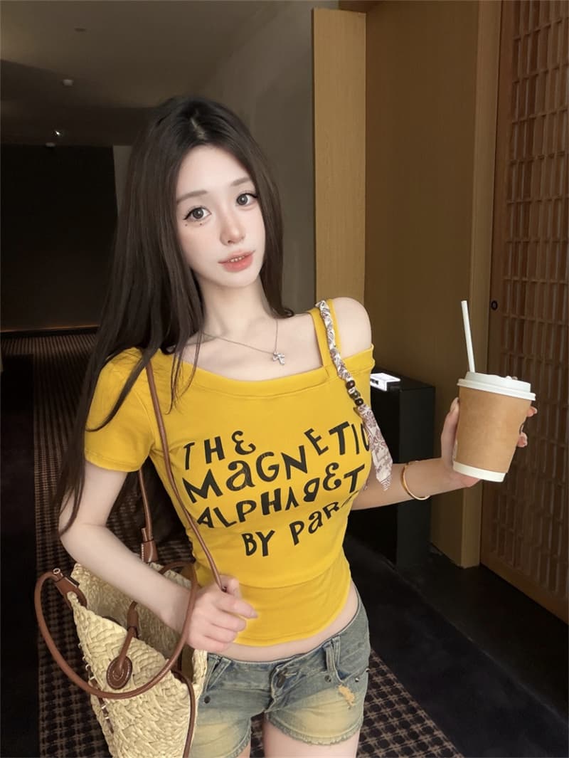 실사 감소되지 않음 핫걸 알파벳 프린트 비스듬한 어깨 페이크 레이어드 티셔츠 여성 벨트 가슴 패드 몸매 가꾸기 다용도 반팔 맨위 상세 이미지 26