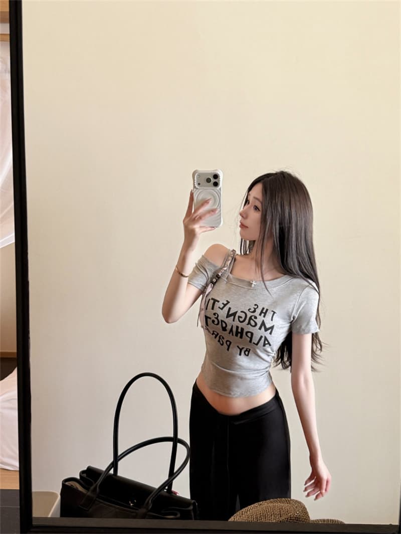 실사 감소되지 않음 핫걸 알파벳 프린트 비스듬한 어깨 페이크 레이어드 티셔츠 여성 벨트 가슴 패드 몸매 가꾸기 다용도 반팔 맨위 상세 이미지 37