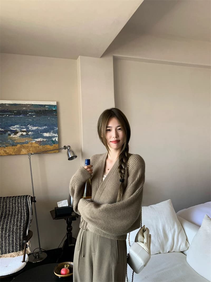 실사 2026 가을 새로운 디자인 센스 작은 대중 느긋한 바람 V넥 스웨터 나비 넥타이 오픈 가디건 슬림해 보이는 재킷 상세 이미지 4