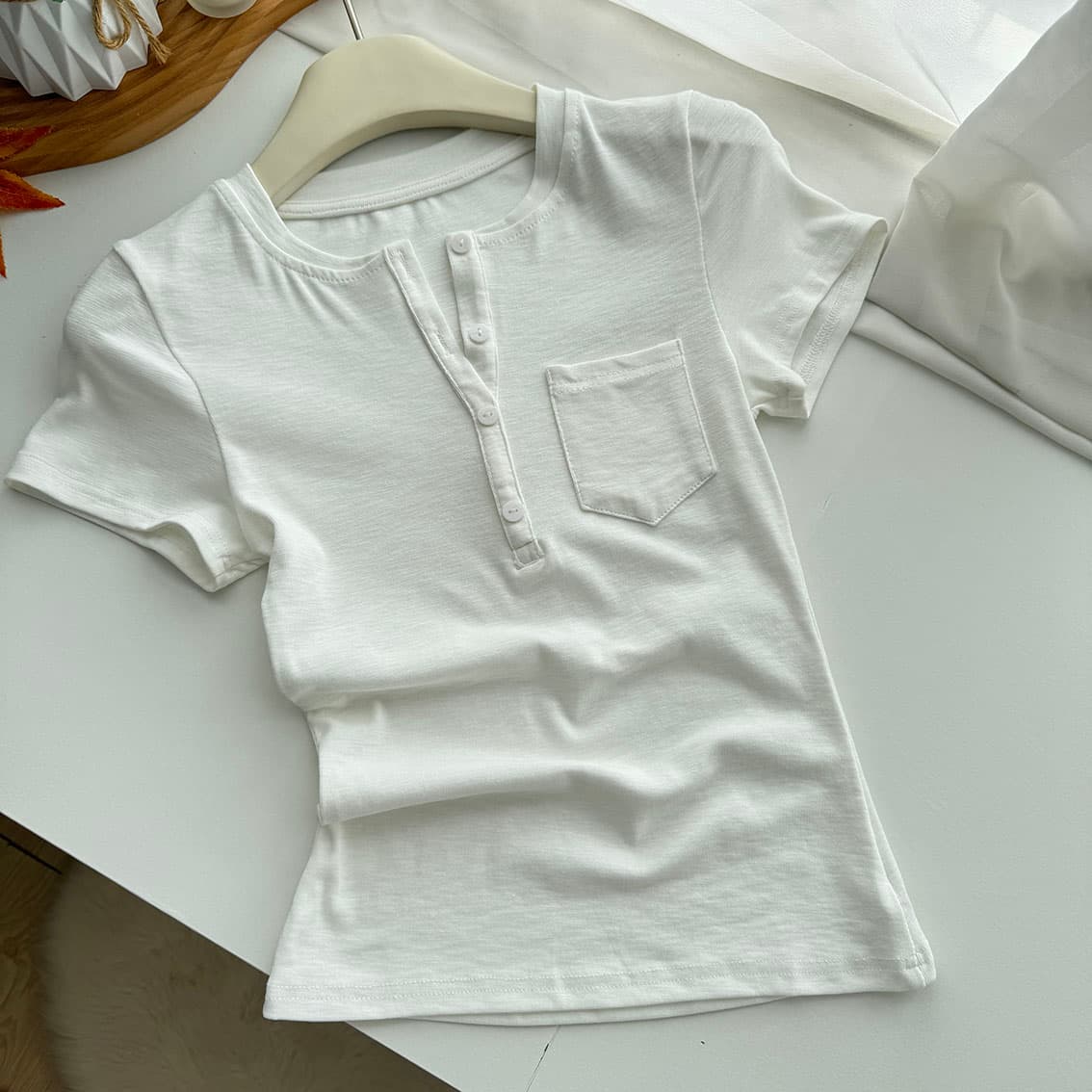 hhyii 인력 한 조각 화이트 단추 헨리 칼라 반팔 티셔츠 여성 여름 한 부서 몸매 가꾸기 슬림해 보이는 캐주얼 맨위 상세 이미지 12